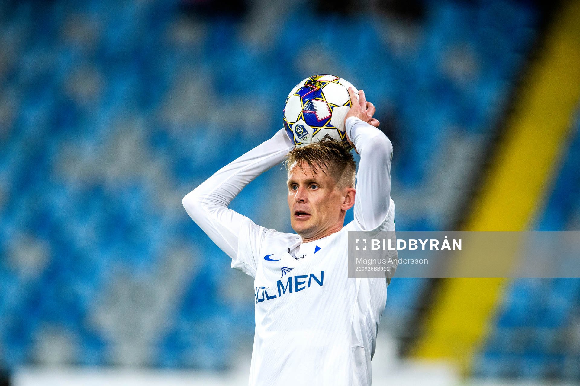 IFK Norrköpings Ari Skúlason vid ett inkast