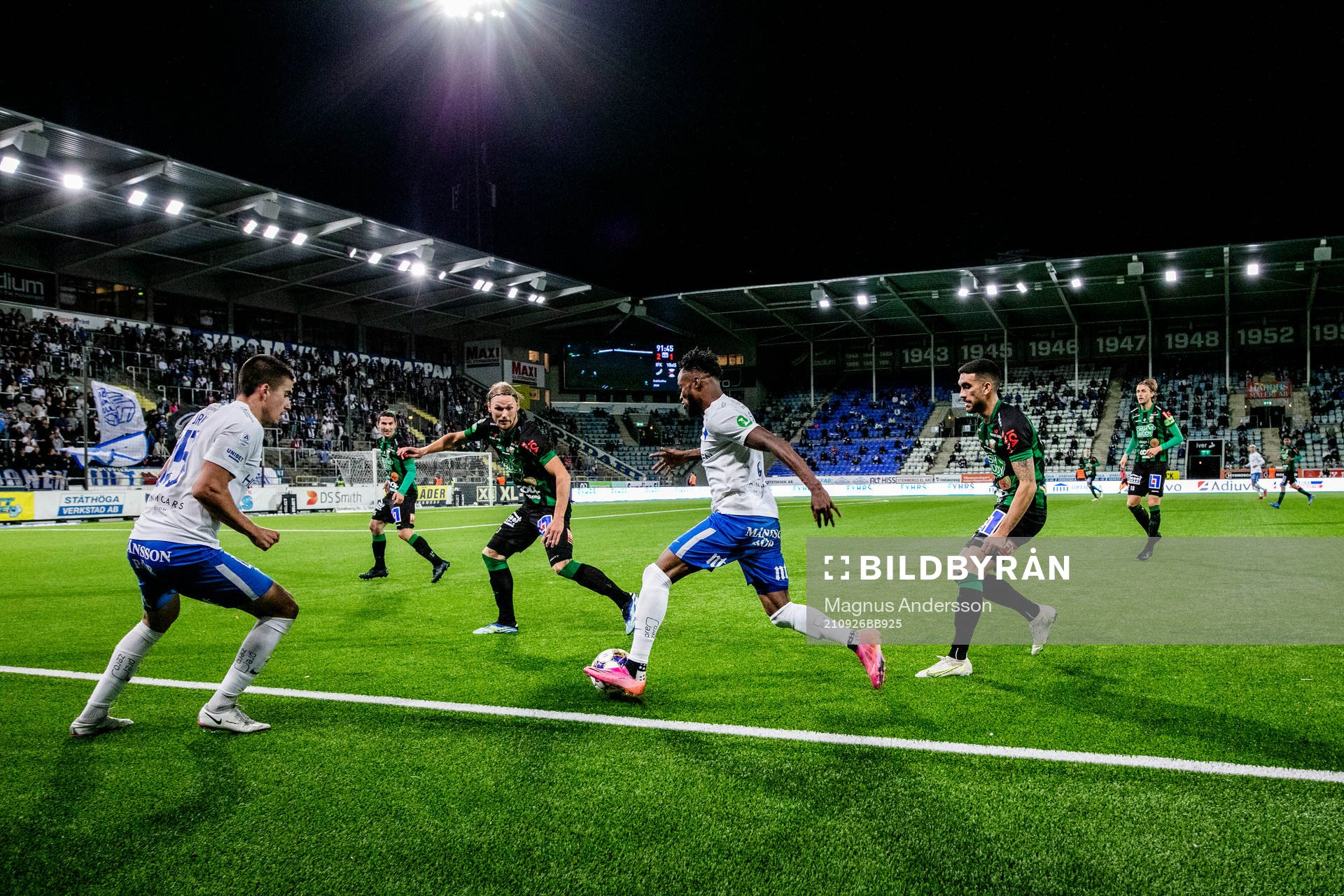 IFK Norrköpings Samuel Adegbenro med bollen