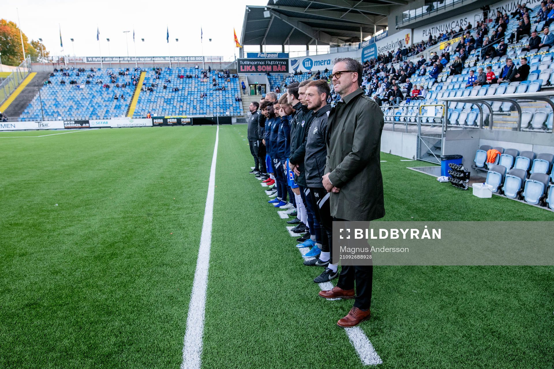 En tyst minut för de AIK-supportrar som omkom i