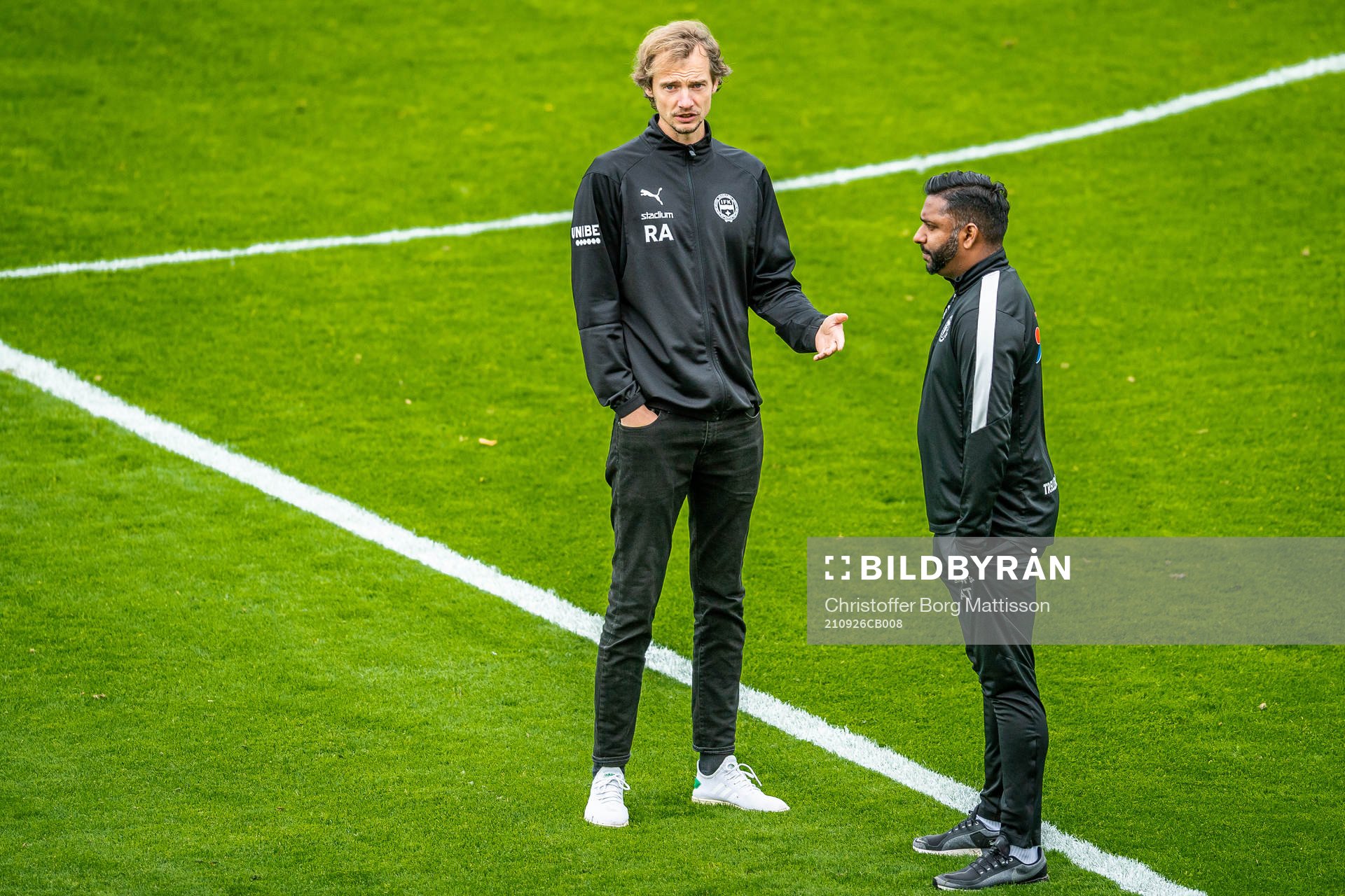 Värnamos tränare Robin Asterhed och Trelleborgs assisterande tränare Alexander Tengryd inför fotbollsmatchen i Superettan mellan Trelleborg och Värnamo den 26 september 2021 i Trelleborg.