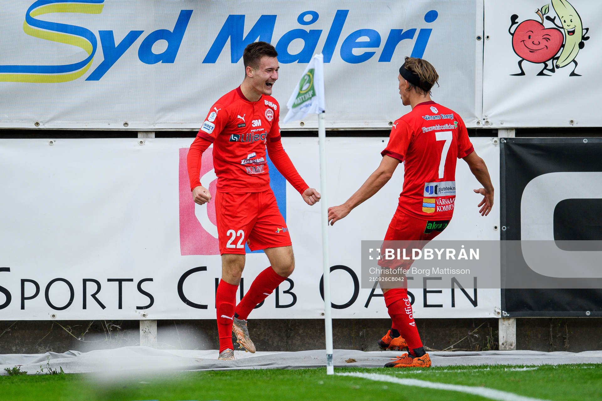Värnamos Robin Dzabic och Charlie Vindehall  jublar