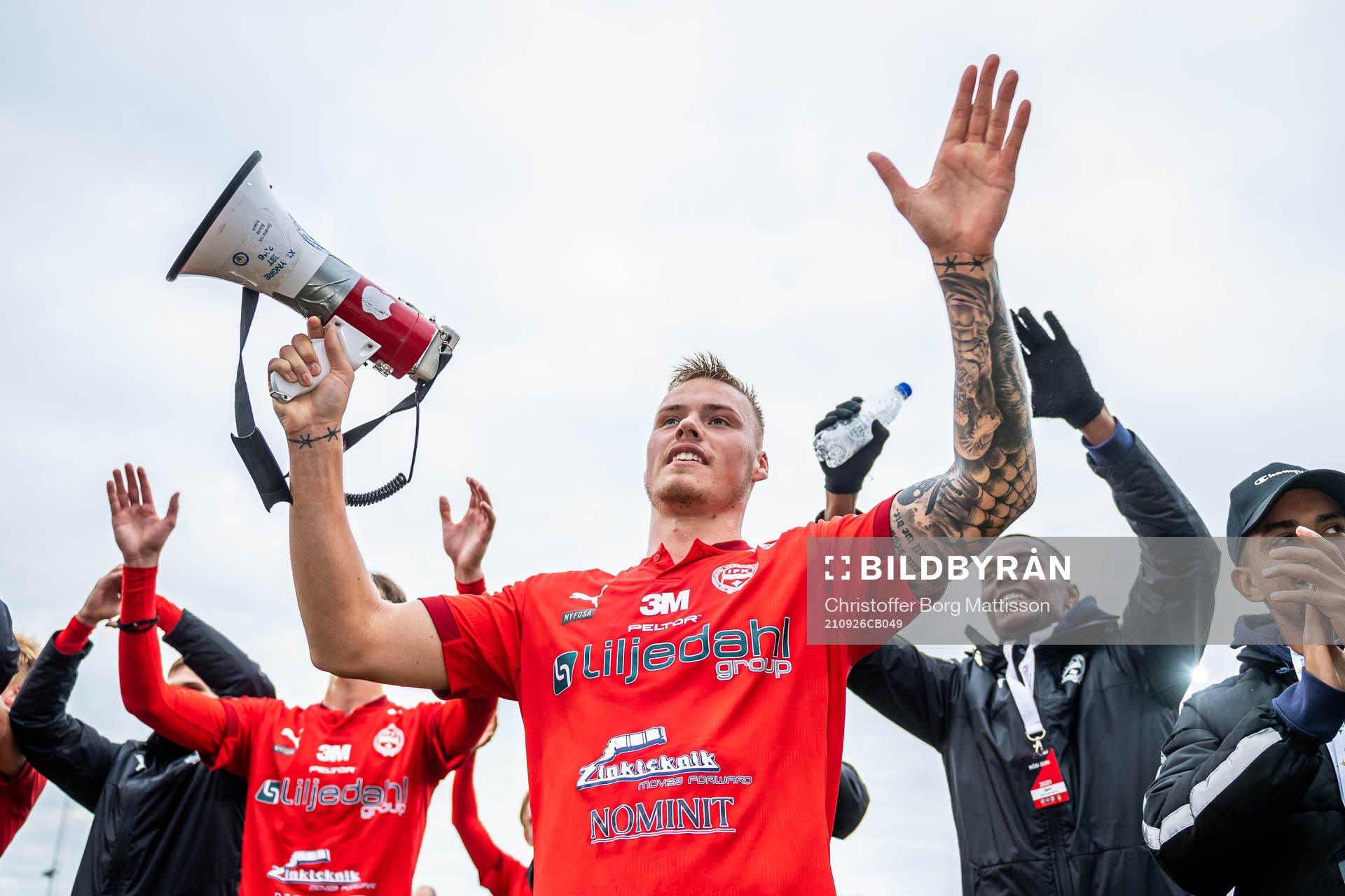 Värnamos Victor Eriksson jublar efter fotbollsmatchen i Superettan mellan Trelleborg och Värnamo den 26 september 2021 i Trelleborg.