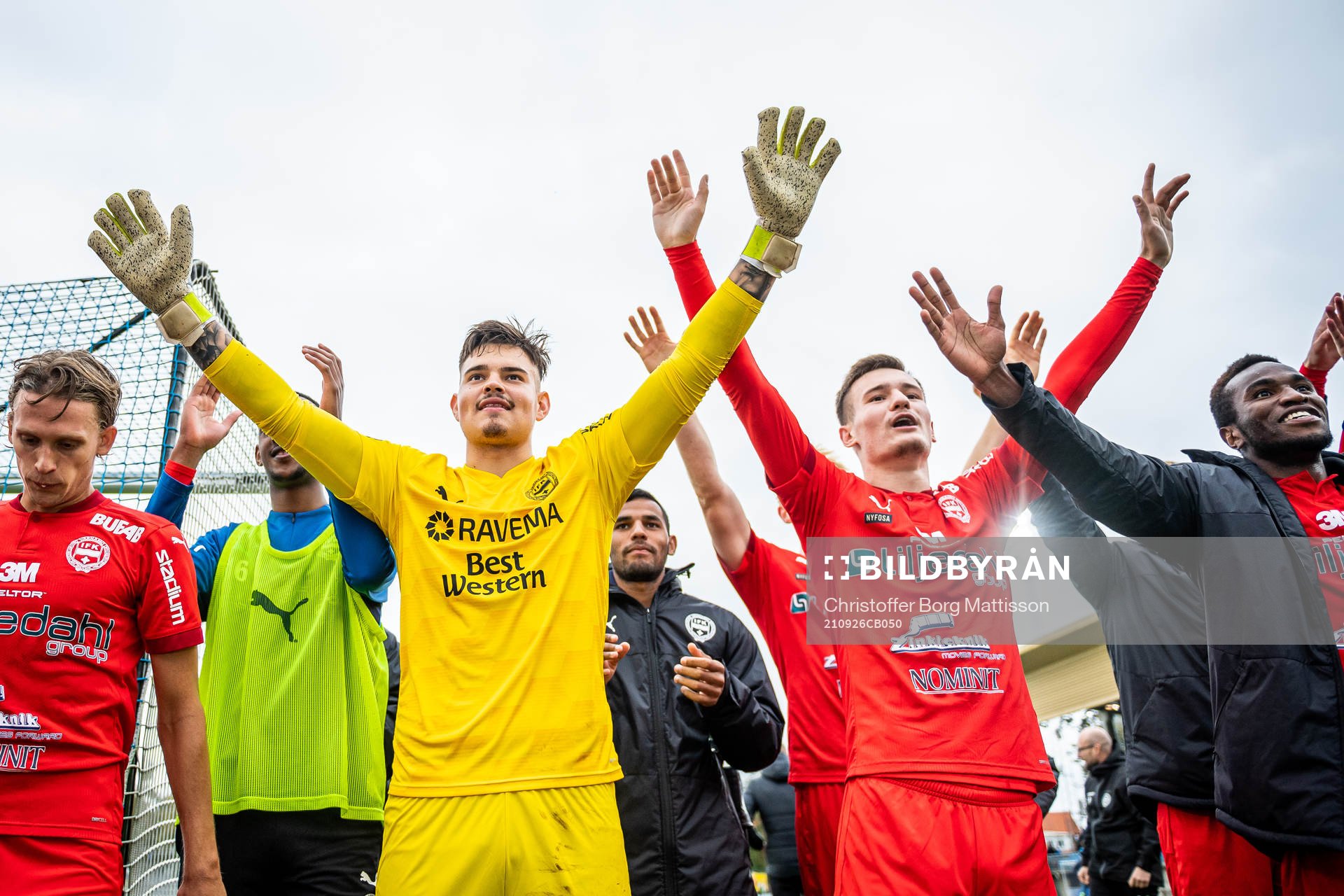 Värnamos målvakt Filip Eriksson och Robin Dzabic jublar