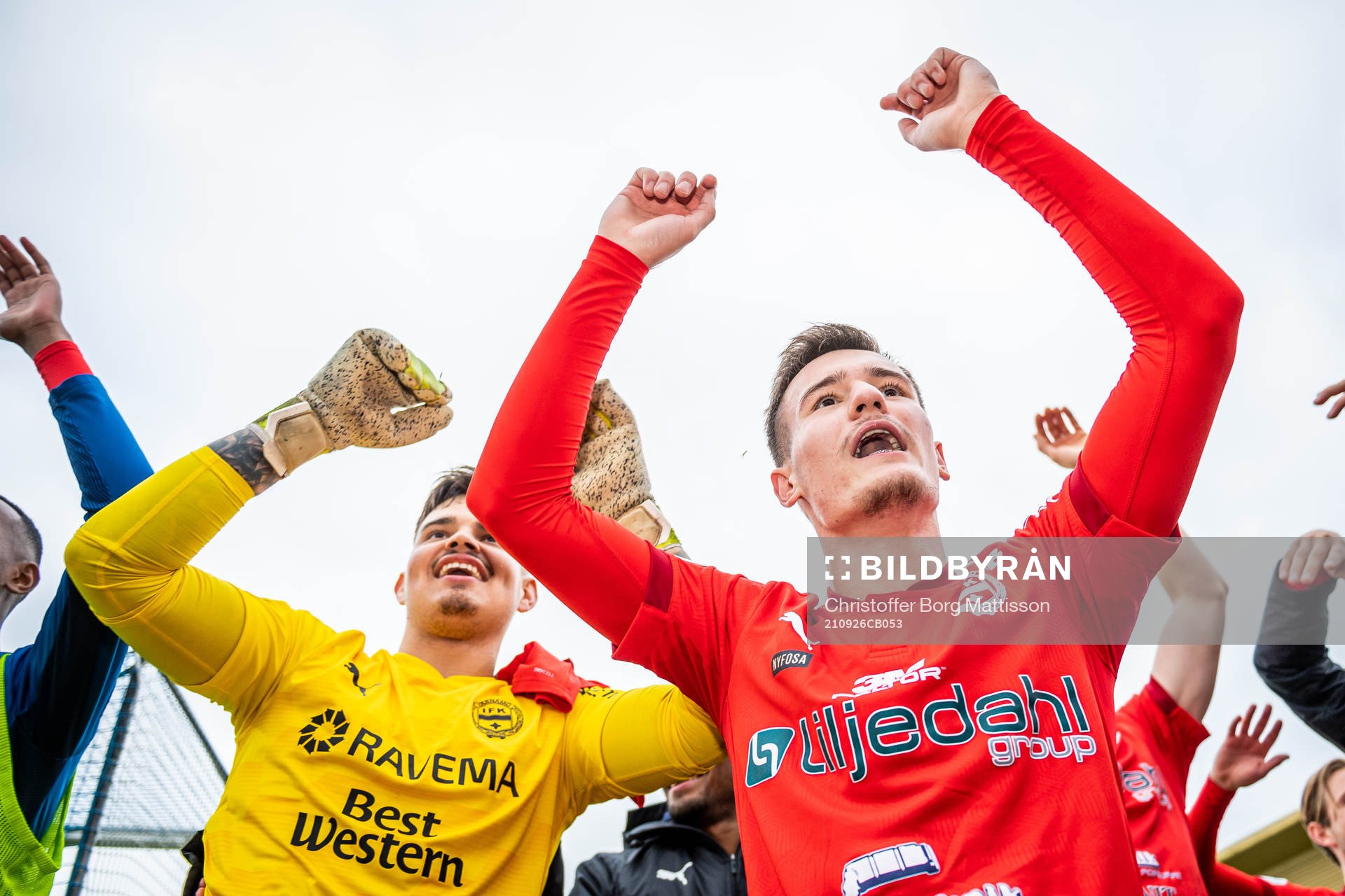 Värnamos målvakt Filip Eriksson och Robin Dzabic jublar efter fotbollsmatchen i Superettan mellan Trelleborg och Värnamo den 26 september 2021 i Trelleborg.
