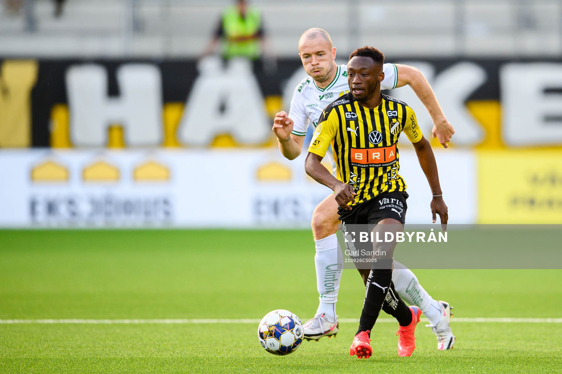 Hammarbys Jon Gudni Fjoluson och Häckens Benie Adama Traore