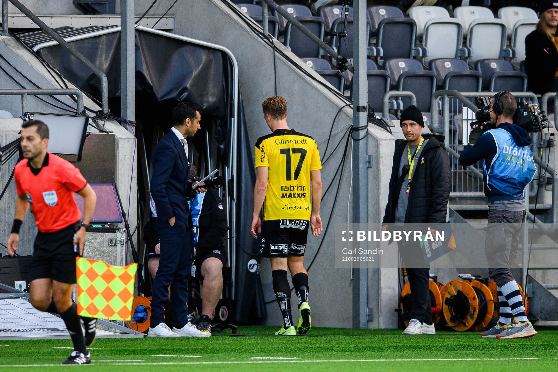 Häckens Gustav Berggren lämnar planen