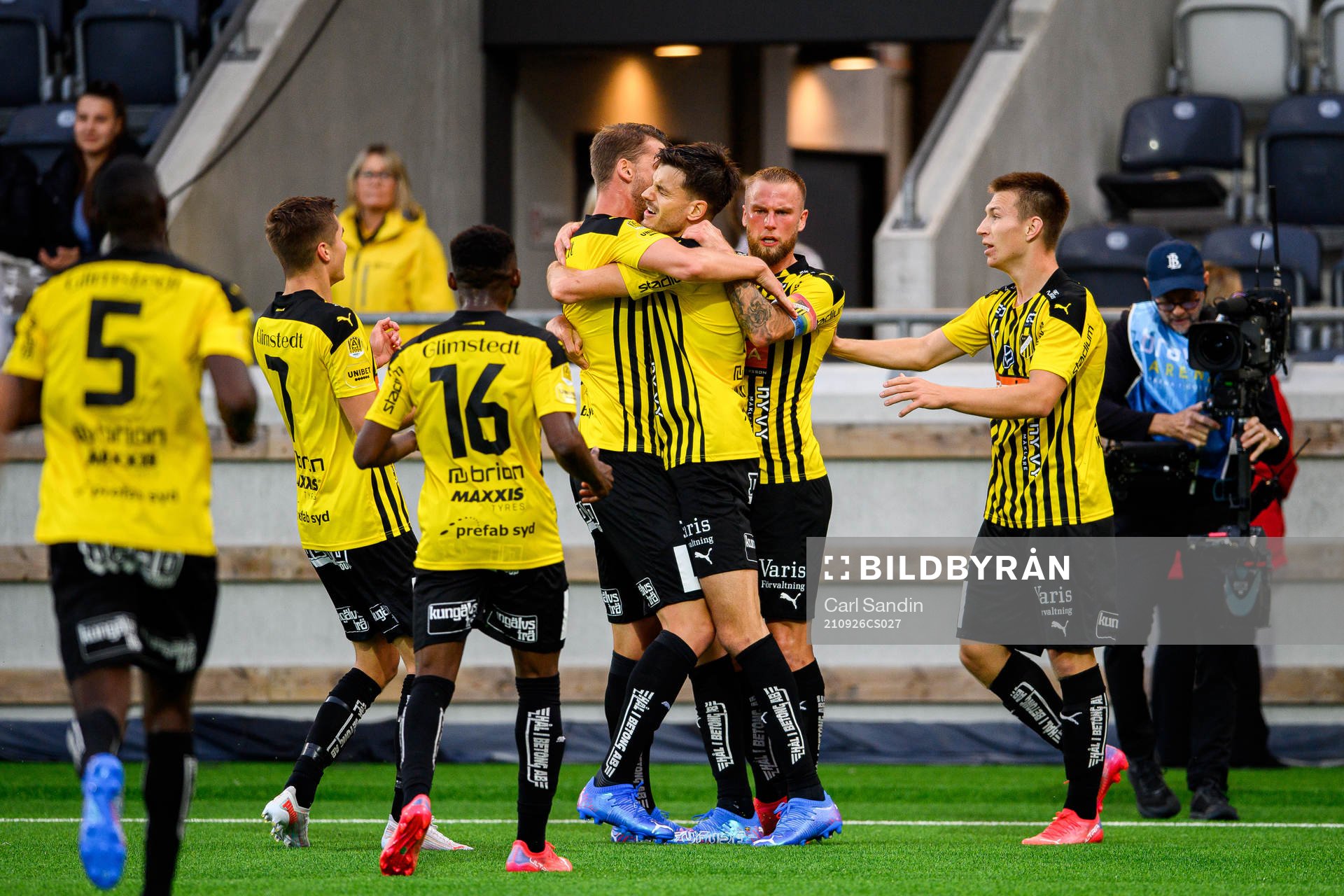 Häckens Alexander Faltsetas och Alexander Jeremejeff jublar efter 1-1 under fotbollsmatchen i Allsvenskan mellan Häcken och Hammarby den 26 september 2021 i Göteborg.
