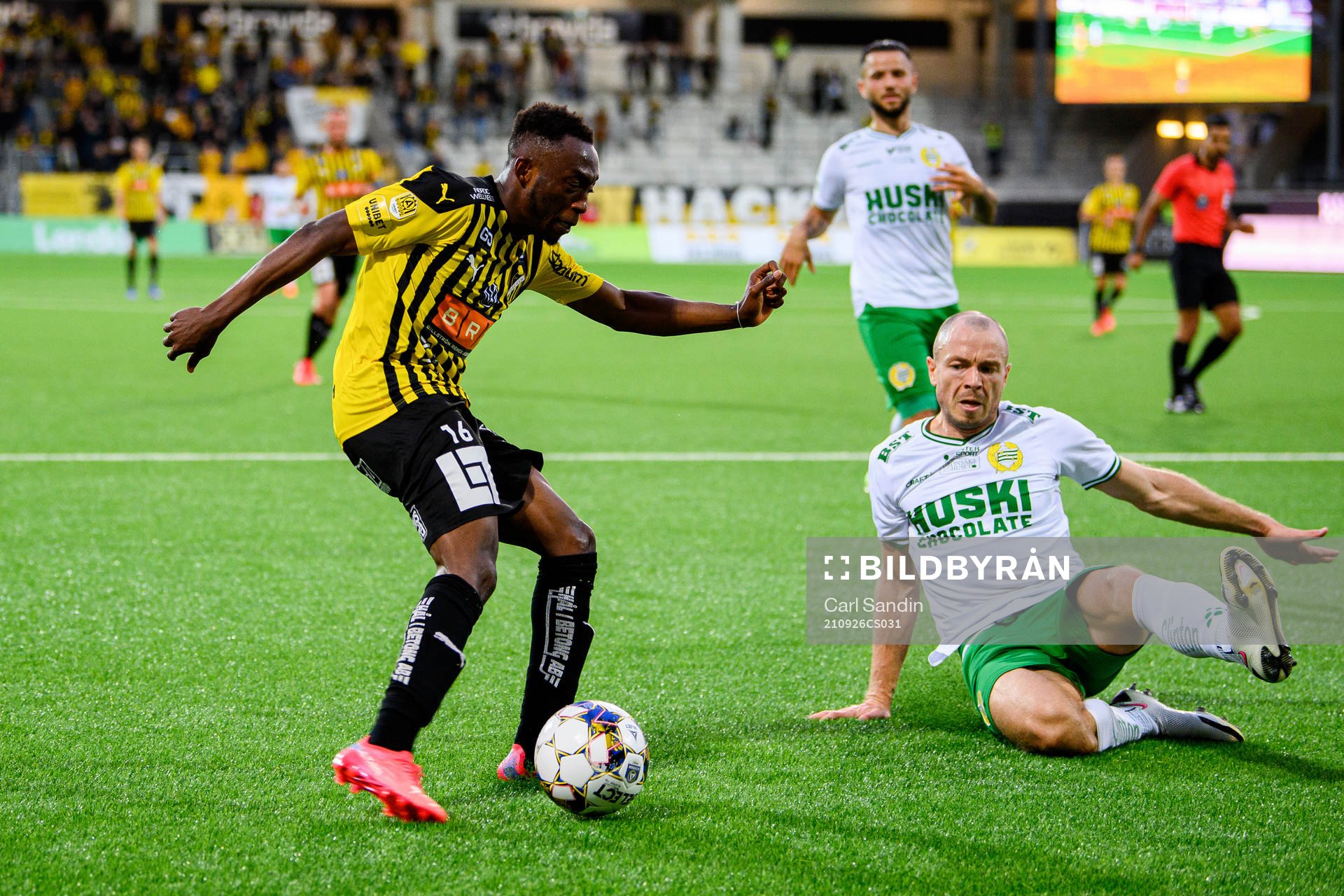 Häckens Benie Adama Traore och Hammarbys Jon Gudni Fjoluson