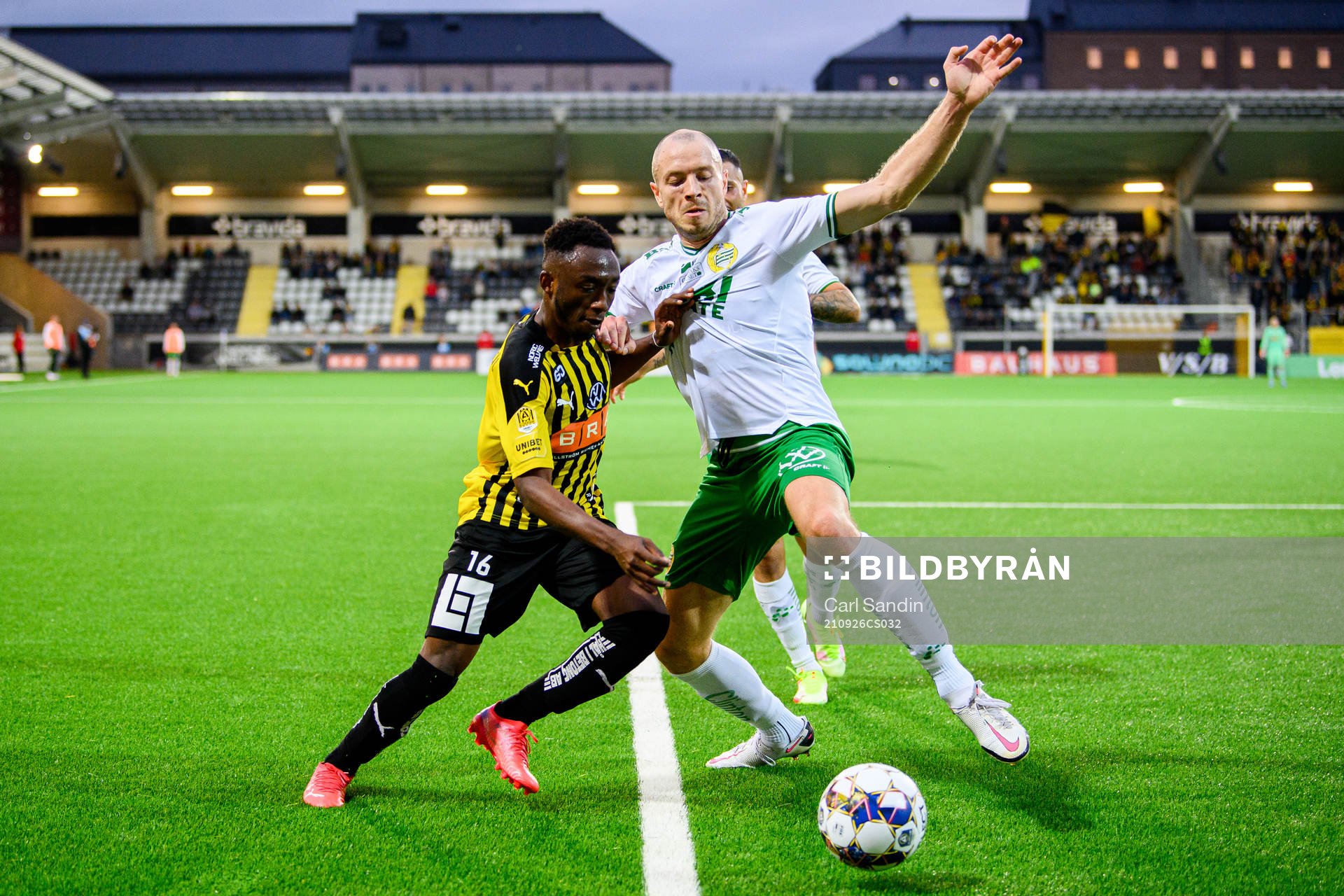 Häckens Benie Adama Traore och Hammarbys Jon Gudni Fjoluson