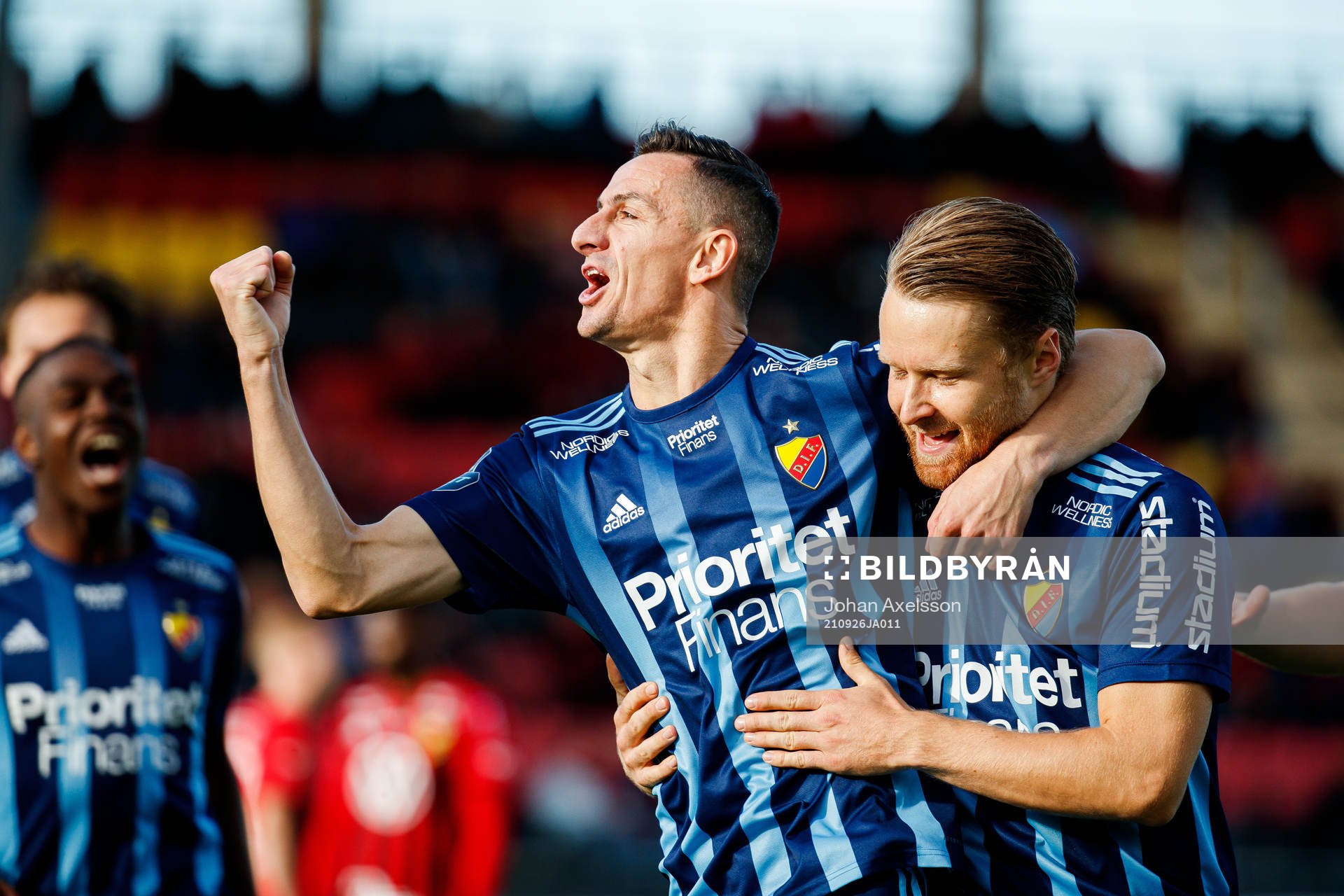 Djurgårdens Haris Radetinac och Jacob Une Larsson jublar efter 1-0 under fotbollsmatchen i Allsvenskan mellan Östersund och Djurgården den 26 september 2021 i Östersund.