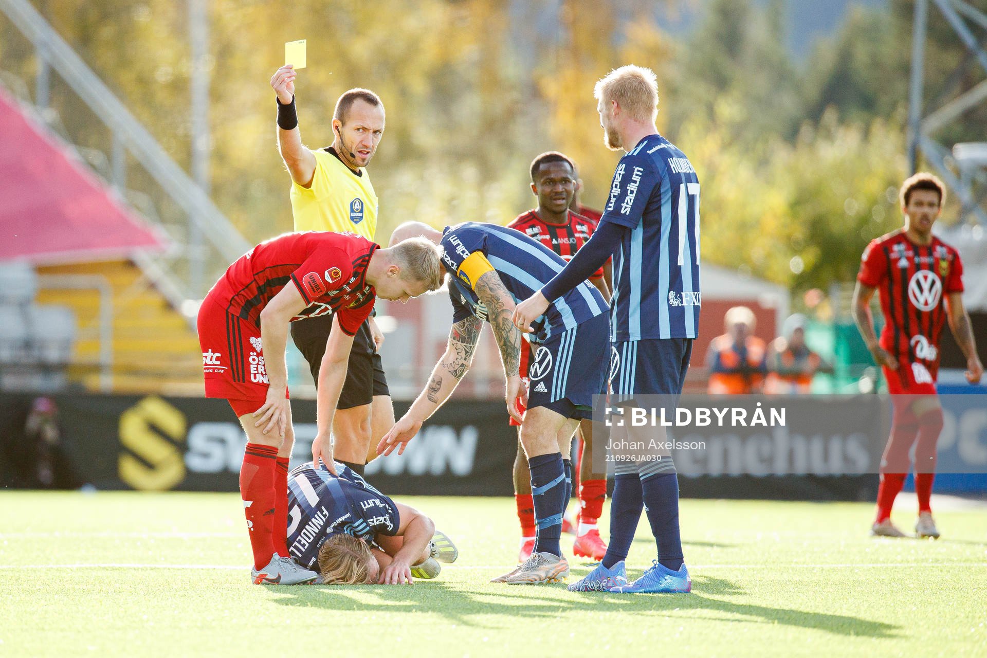 Östersunds Eirik Haugan får en varning av domare Kaspar