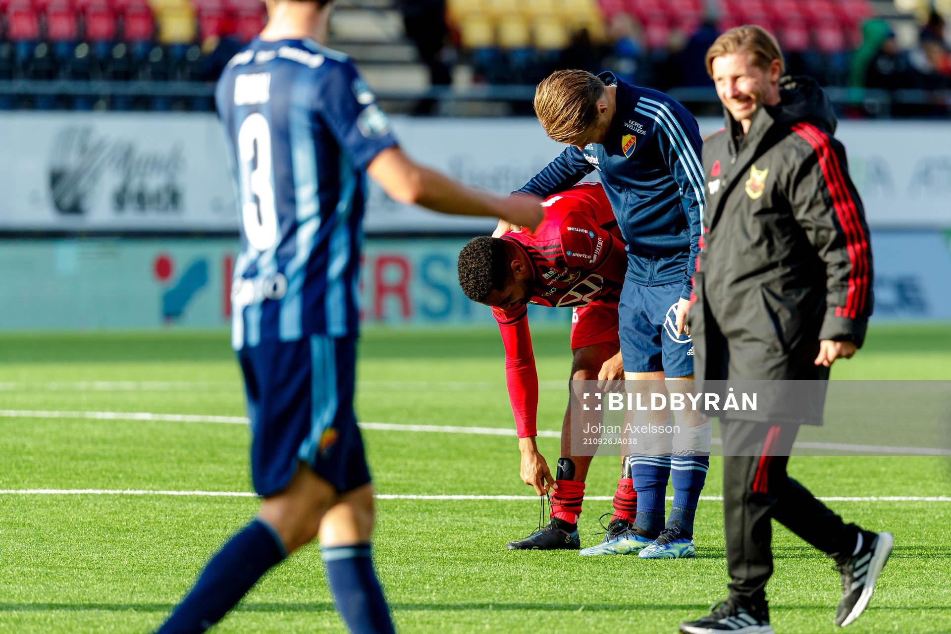Djurgårdens Jacob Une Larsson klappar om Östersunds Noah Sonko Sundberg efter fotbollsmatchen i Allsvenskan mellan Östersund och Djurgården den 26 september 2021 i Östersund.