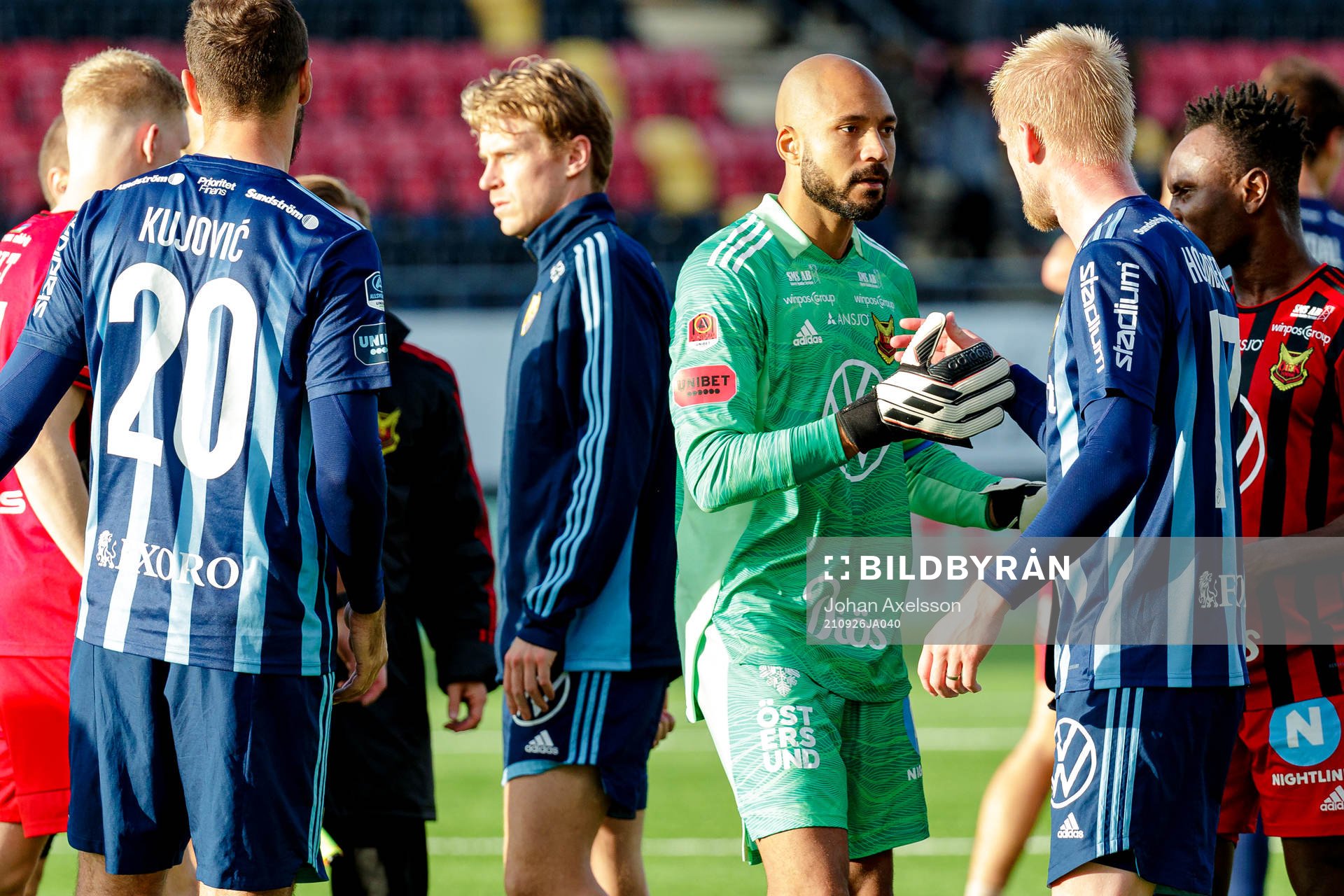 Östersunds målvakt Aly Keita tackar Djurgårdens Kalle Holmberg efter fotbollsmatchen i Allsvenskan mellan Östersund och Djurgården den 26 september 2021 i Östersund.