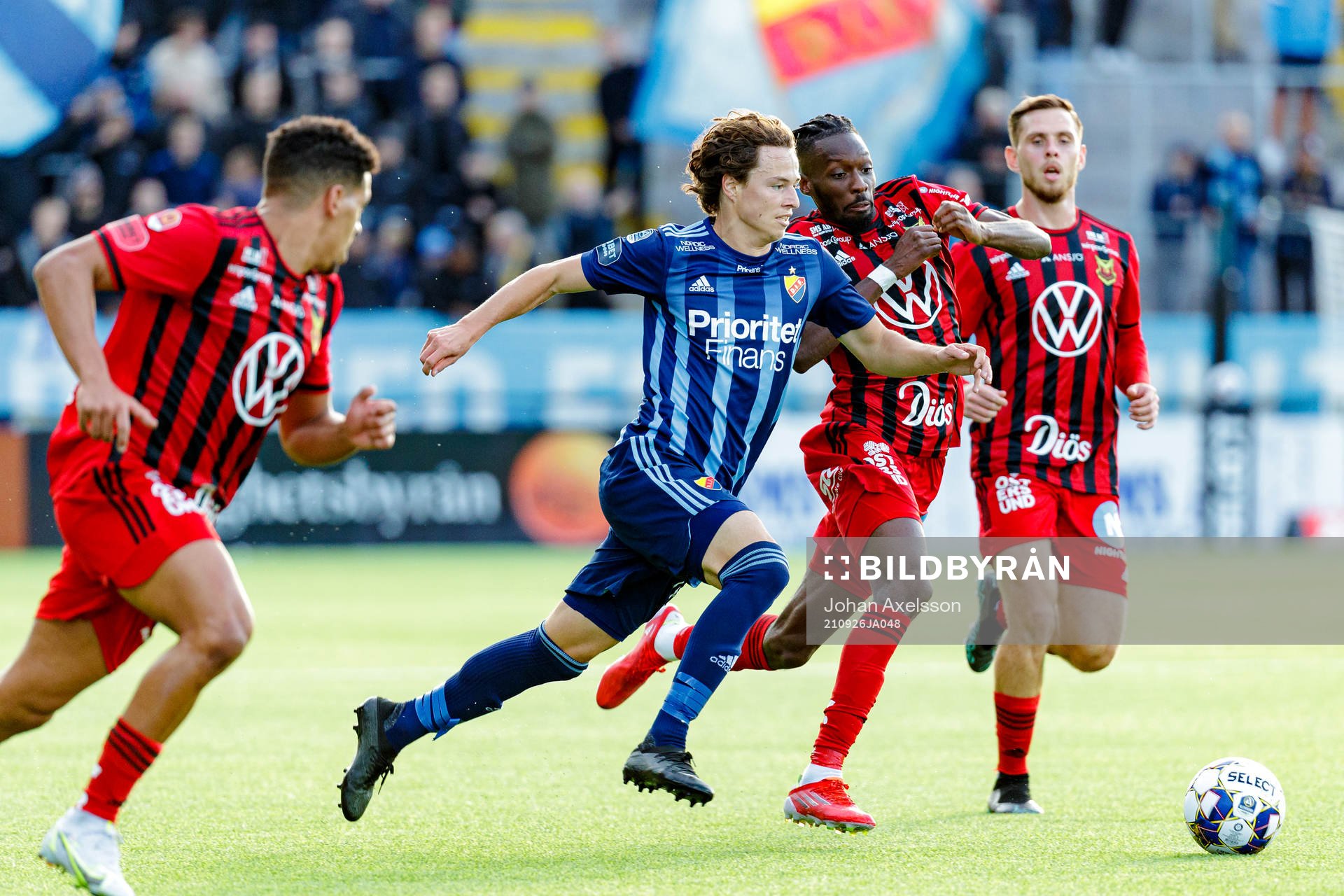 Djurgårdens Leo Cornic i kamp med Östersunds Blair Turgott under fotbollsmatchen i Allsvenskan mellan Östersund och Djurgården den 26 september 2021 i Östersund.