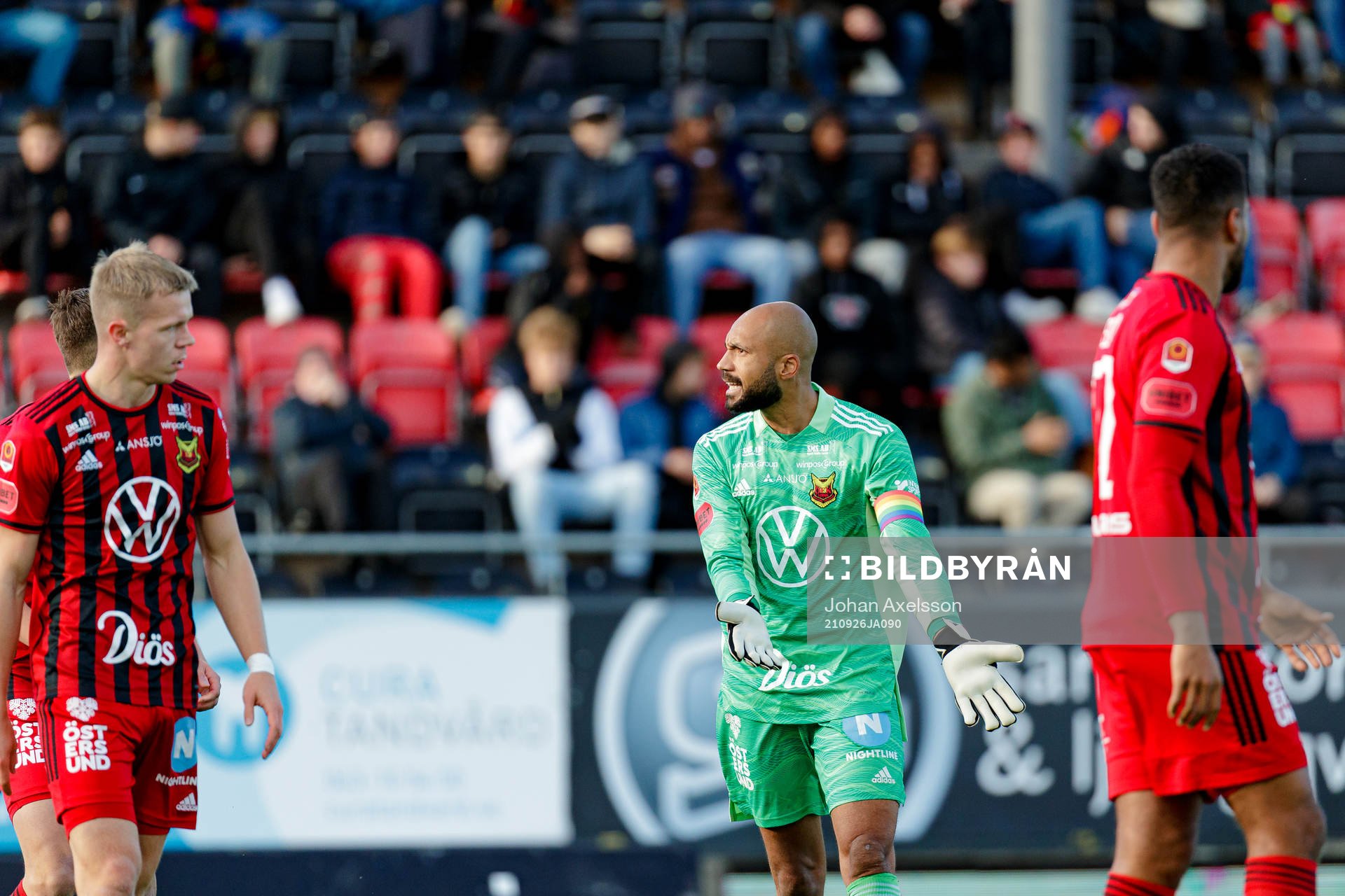 Östersunds målvakt Aly Keita  reagerar