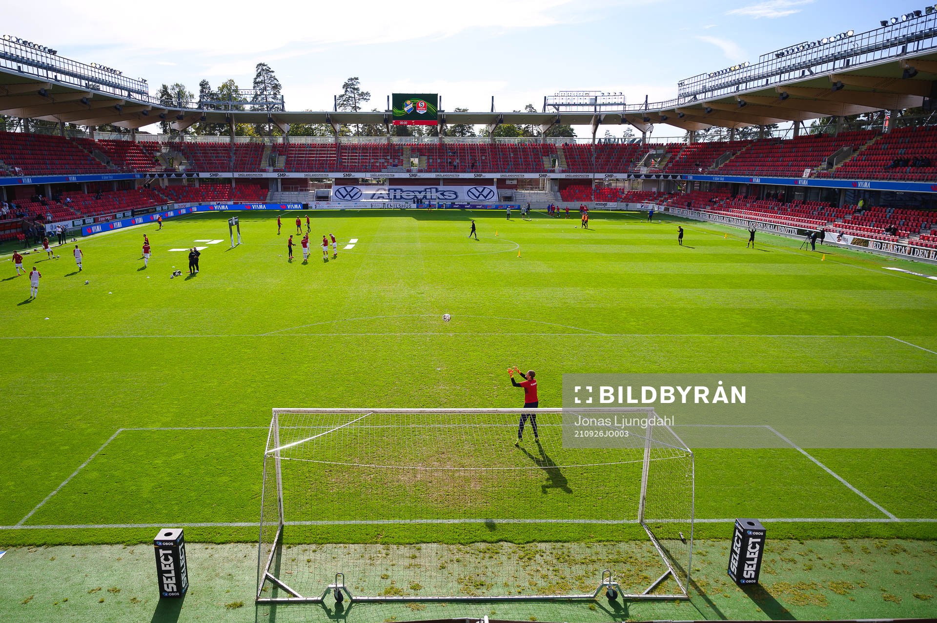 Lagen värmer upp före fotbollsmatchen i Superettan mellan
