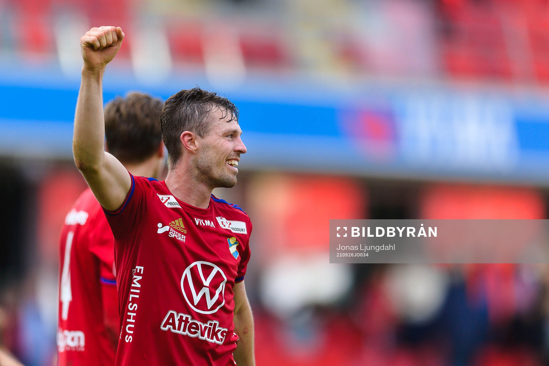 Östers Nicolas Mortensen jublar efter fotbollsmatchen i Superettan mellan Öster och Helsingborg den 26 september 2021 i Växjö. 