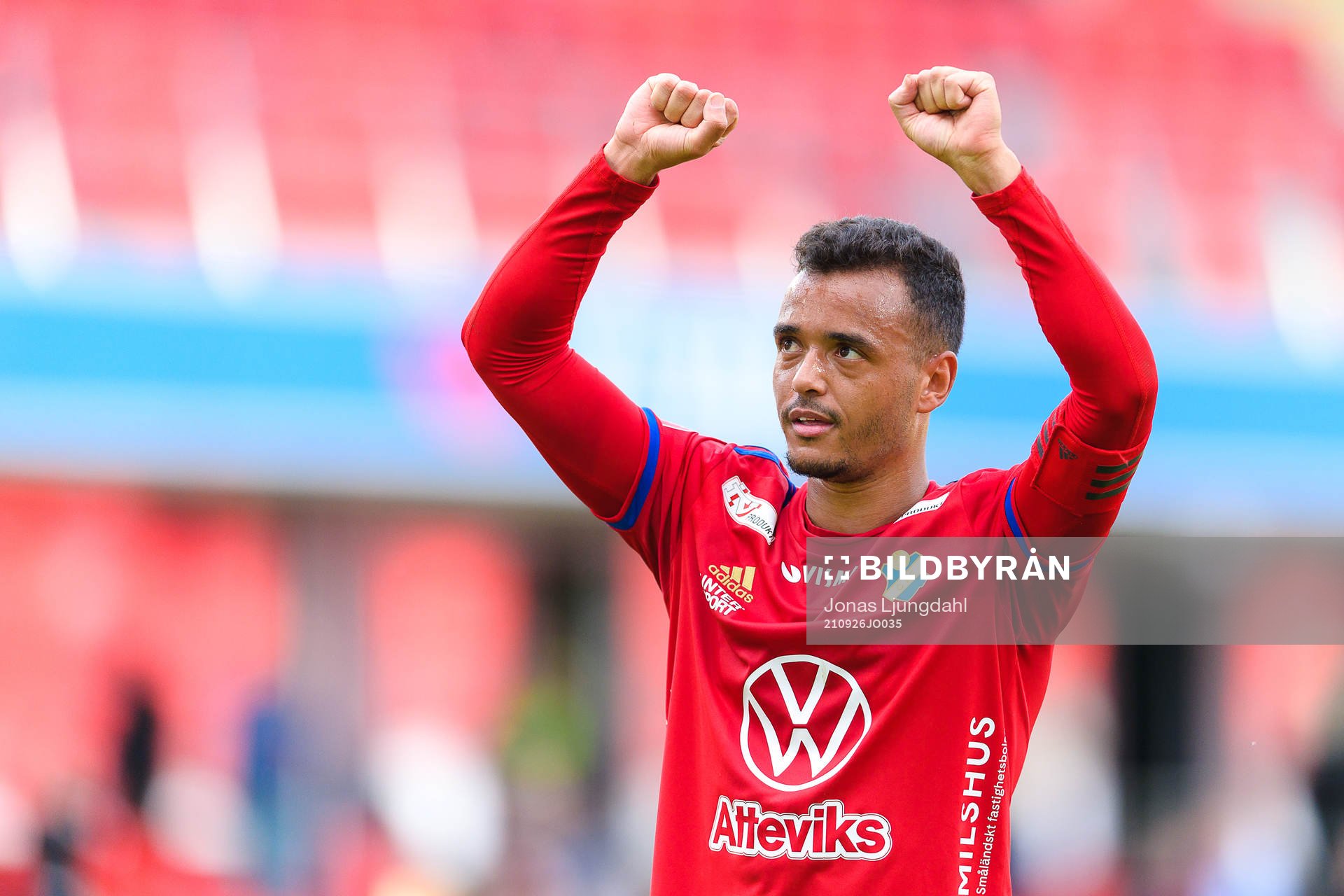 Östers Marc Rochester Sörensen jublar efter fotbollsmatchen i Superettan mellan Öster och Helsingborg den 26 september 2021 i Växjö. 
