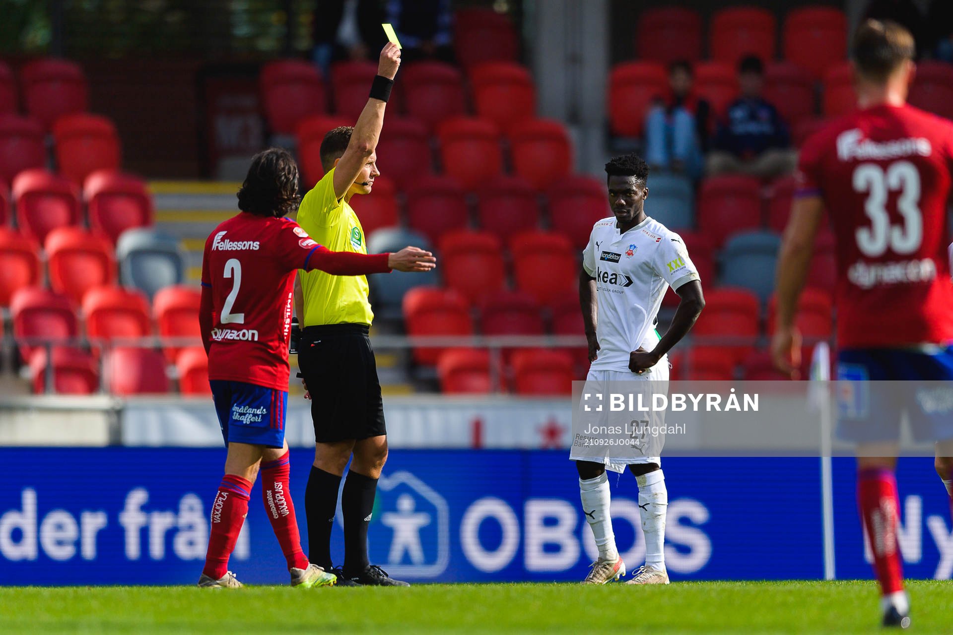 Helsingborgs Benjamin Acquah tilldelas gult kort av domare