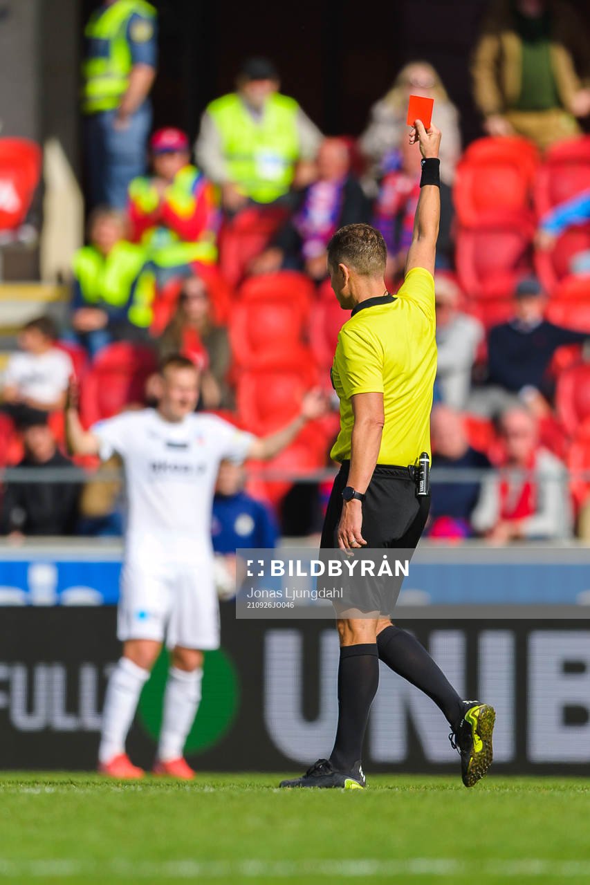Domare Martin Strömbergsson med ett rött kort i handen