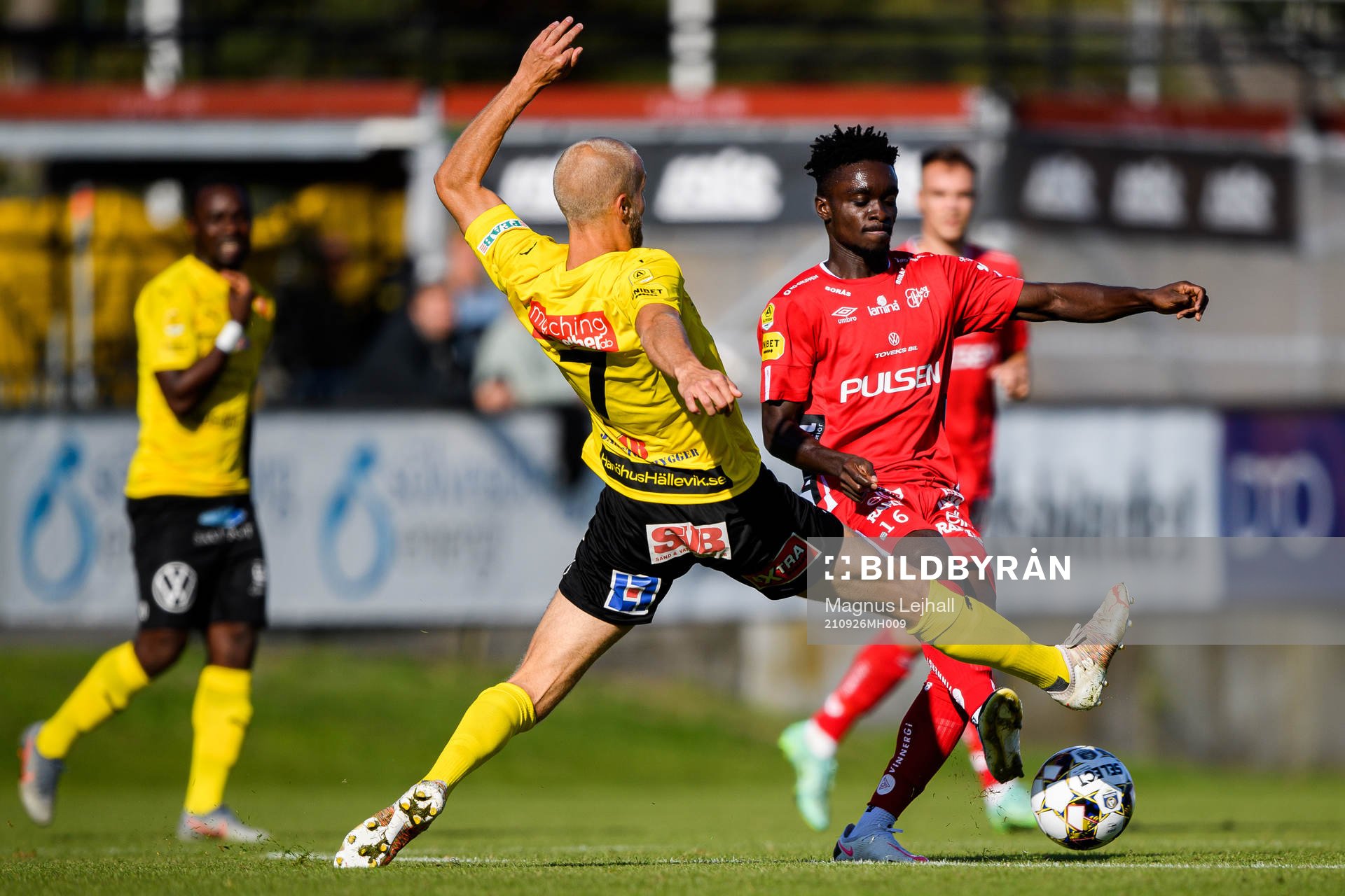 Elfsborgs Emmanuel Boateng och Mjällbys Viktor Gustafson