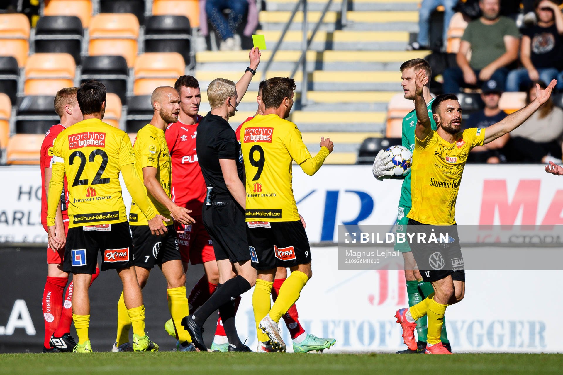 Elfsborg målvakt Tim Rönning får en varning