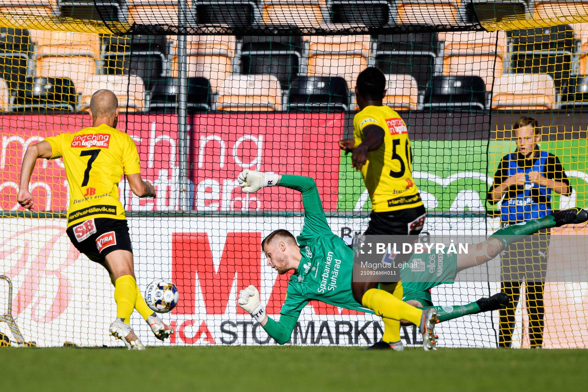 Mjällbys Sam Garyahzon Johnson gör 1-0 under fotbollsmatchen i Allsvenskan mellan Mjällby och Elfsborg den 26 september 2021 i Hällevik. 
