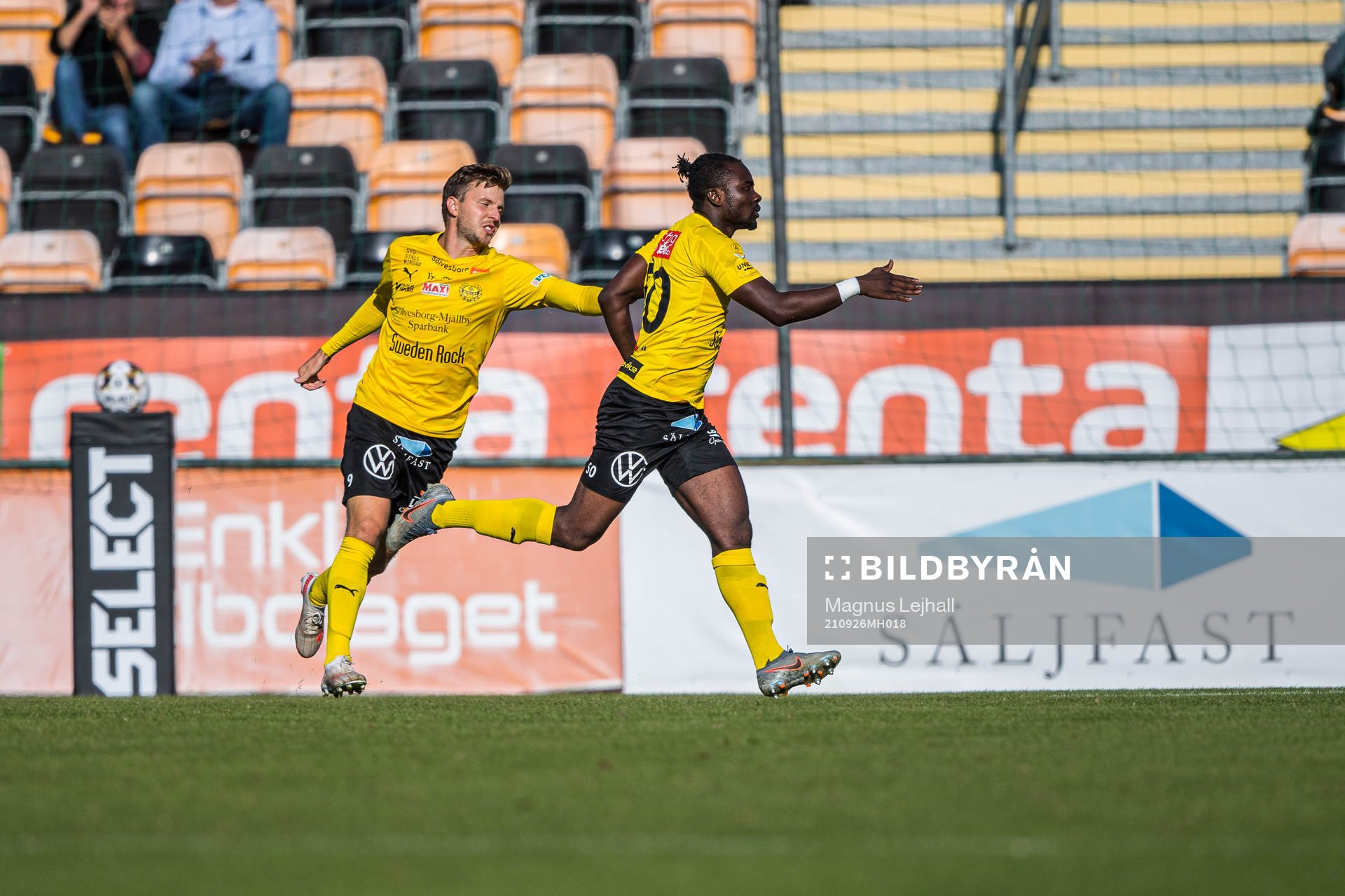 Mjällbys Sam Garyahzon Johnson jublar med Mjällbys Joel Nilsson efter 1-0 under fotbollsmatchen i Allsvenskan mellan Mjällby och Elfsborg den 26 september 2021 i Hällevik. 