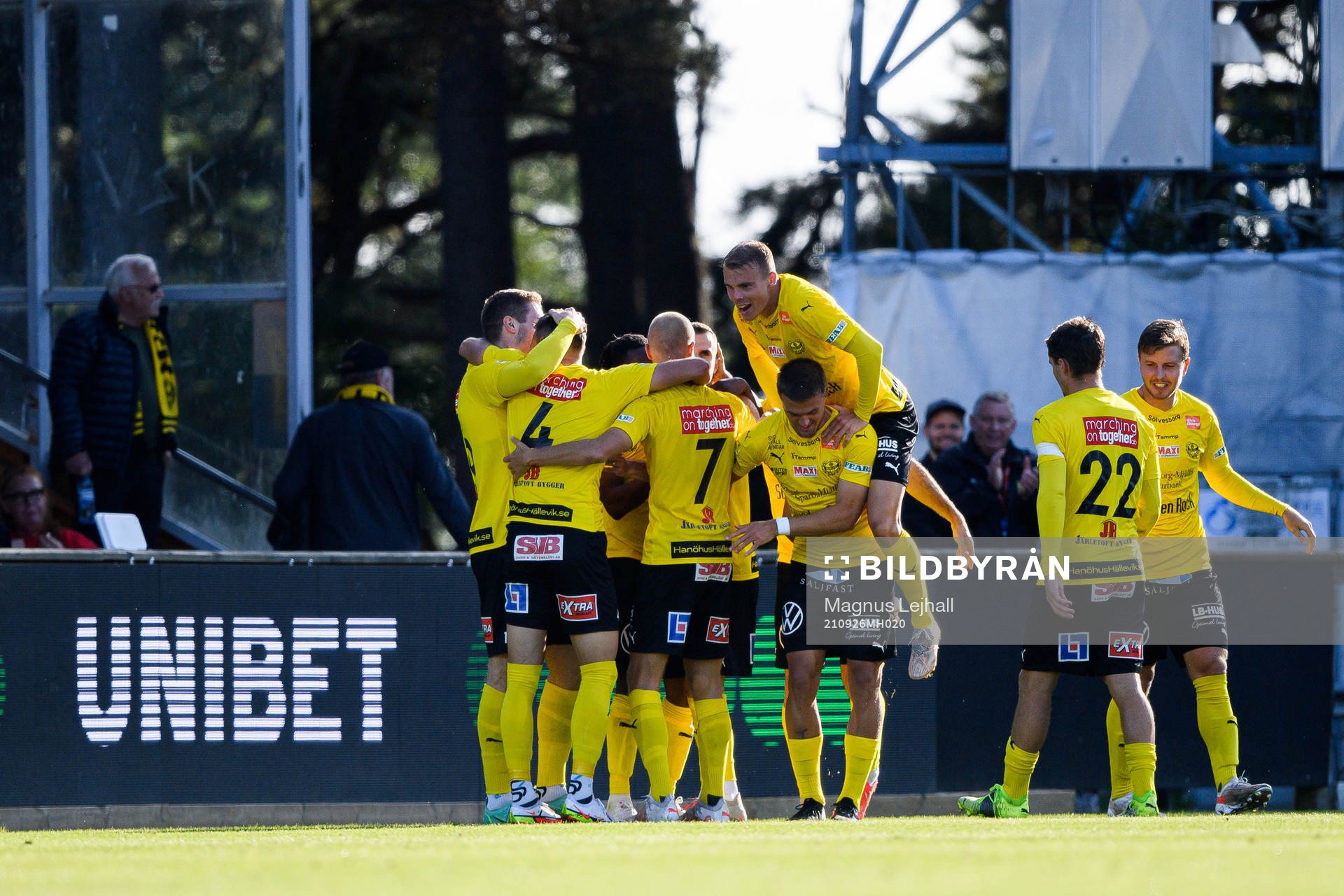 Mjällbys spelare jublar med Jacob Bergström