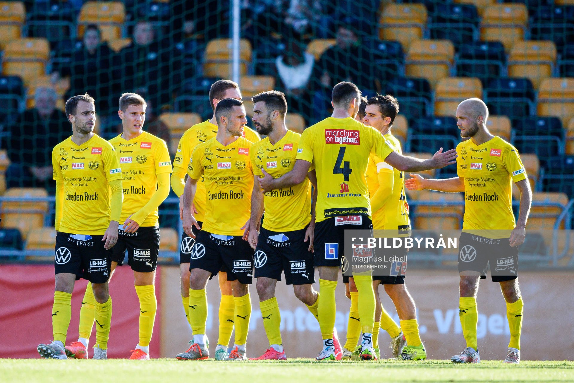 Mjällbys spelare jublar med Kadir Hodzic