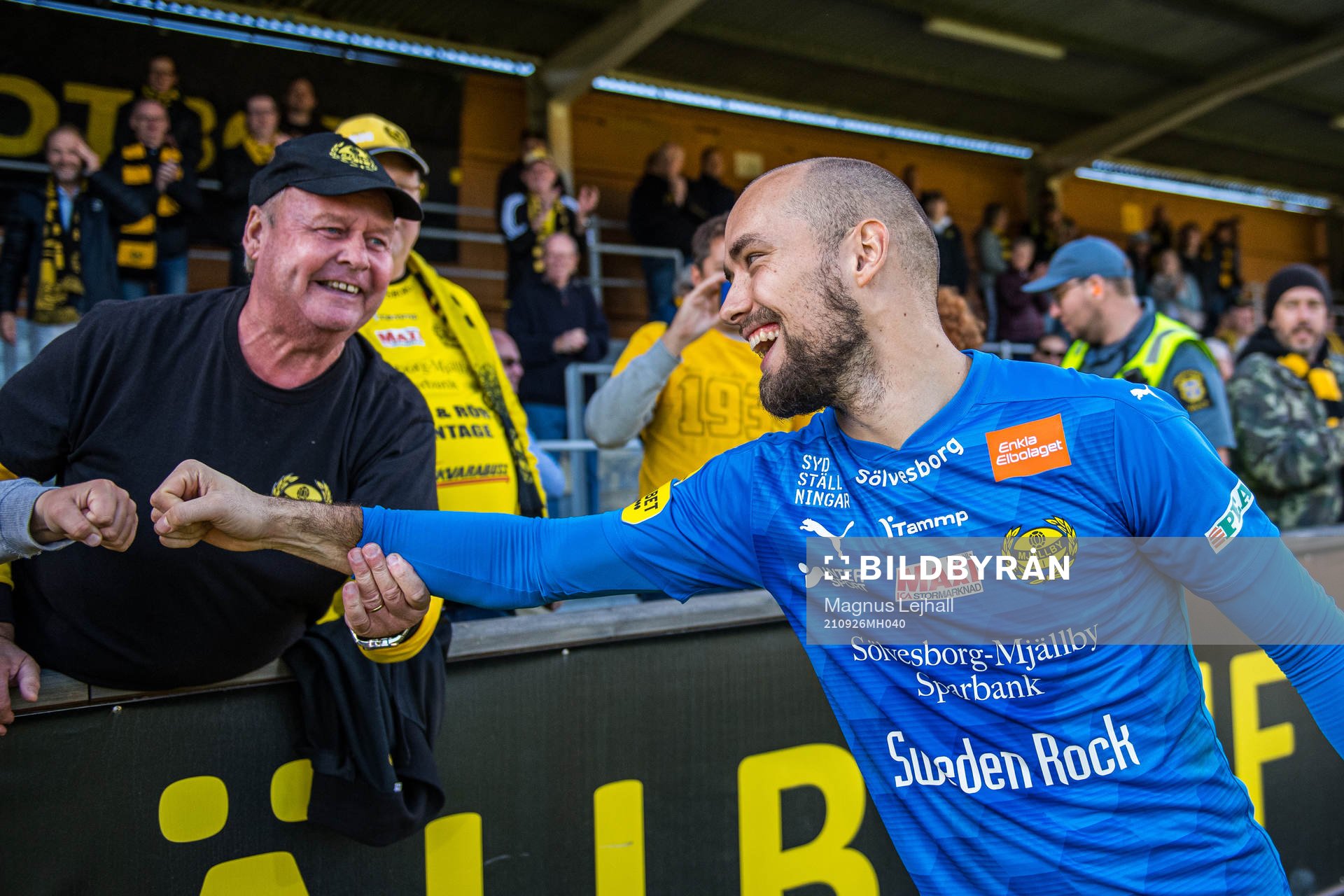 Mjällbys målvakt Carl-Johan Eriksson jublar med supportrar