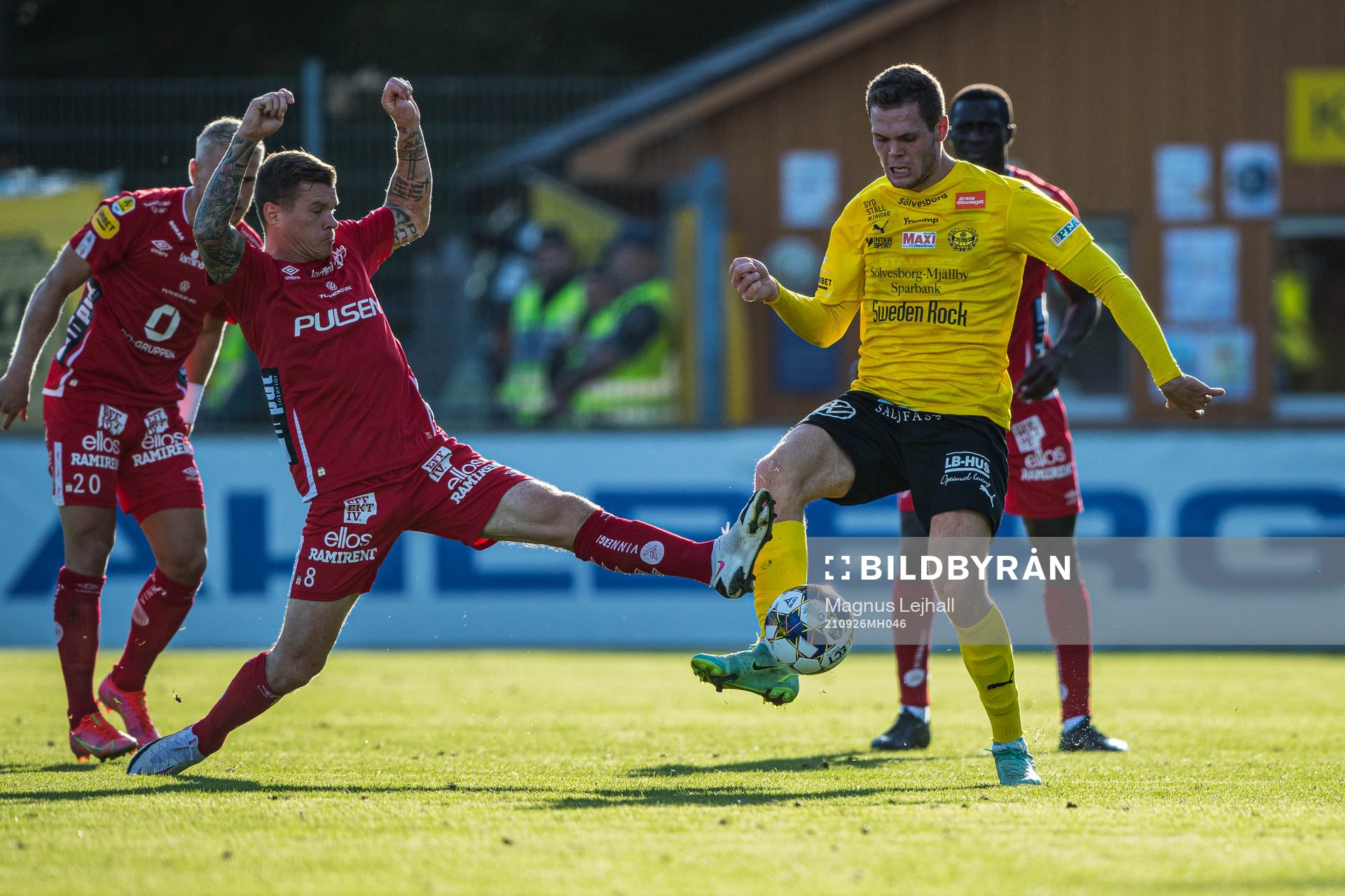 Elfsborgs Samuel Holmén  och Mjällbys Jacob Bergström