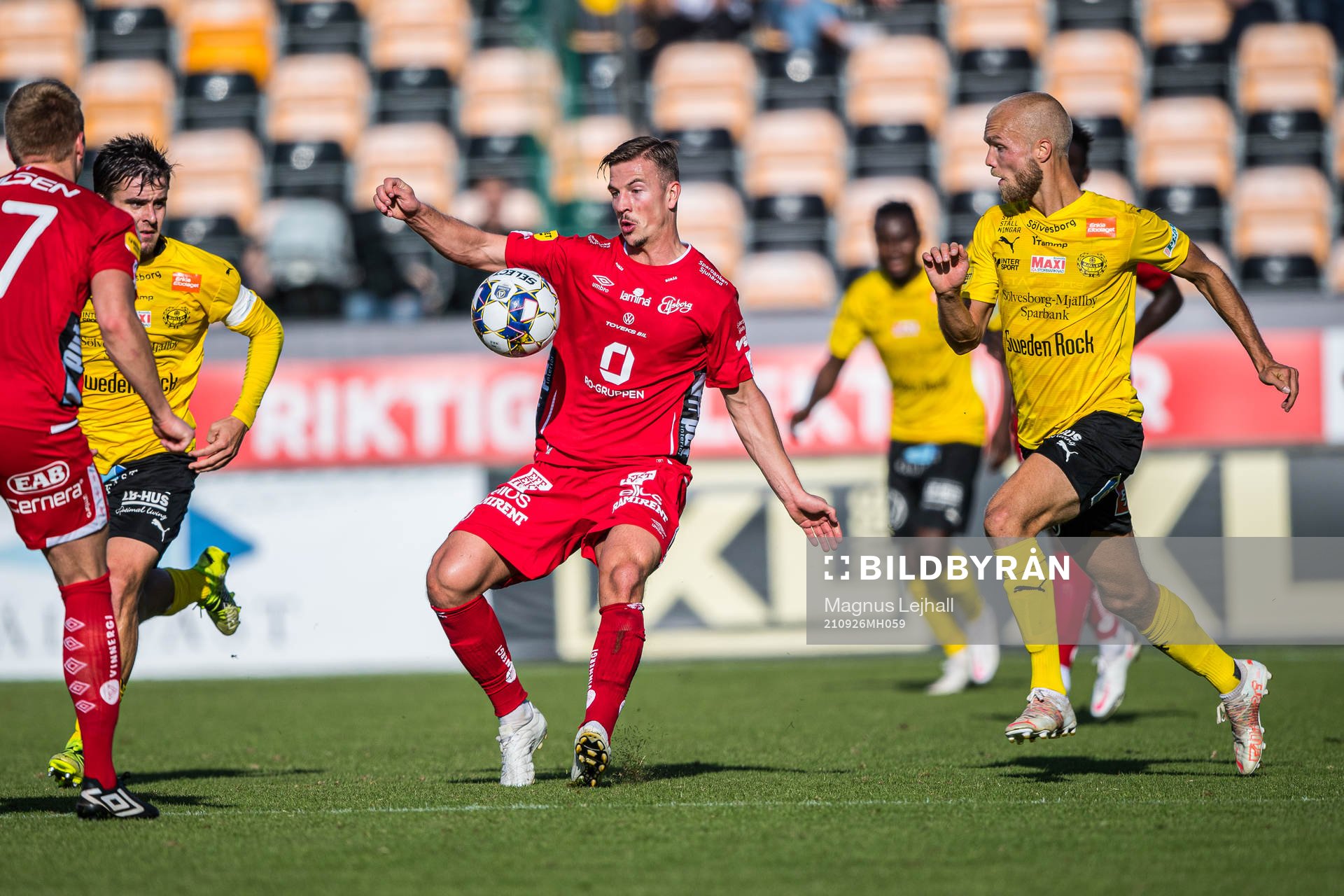 Elfsborgs Simon Olsson och Mjällbys Viktor Gustafson