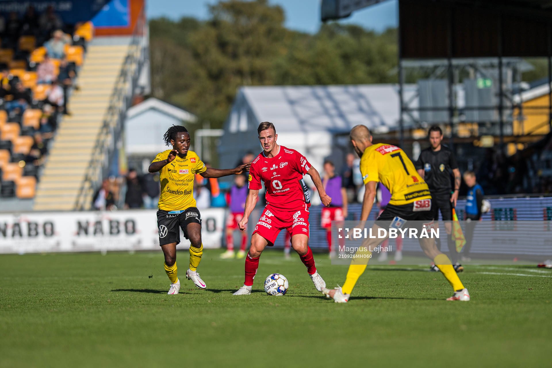 Elfsborgs Simon Olsson  och Mjällbys Mamudu Moro  och