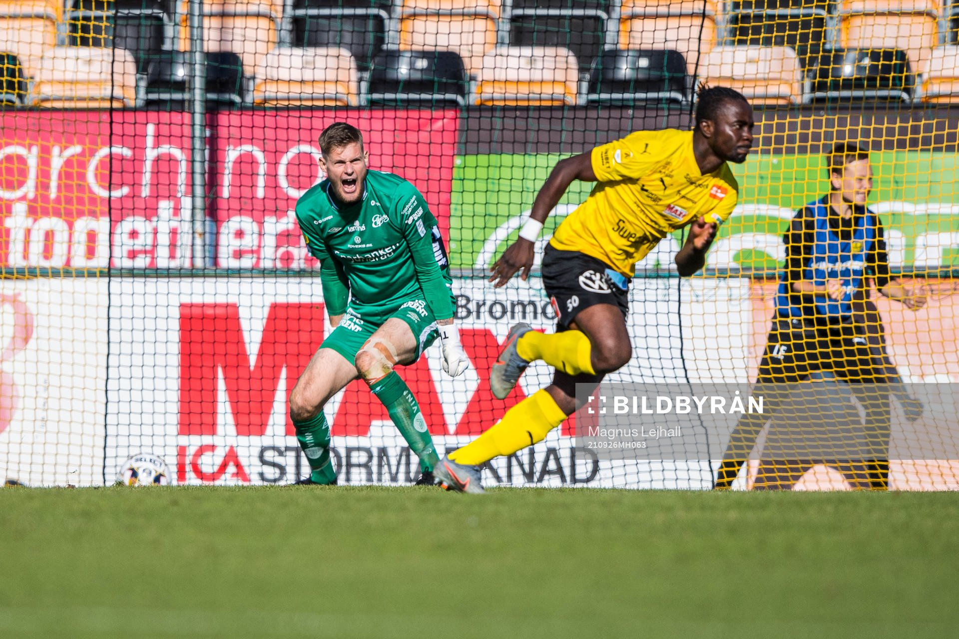 Elfsborgs målvakt Tim Rönning reagerar