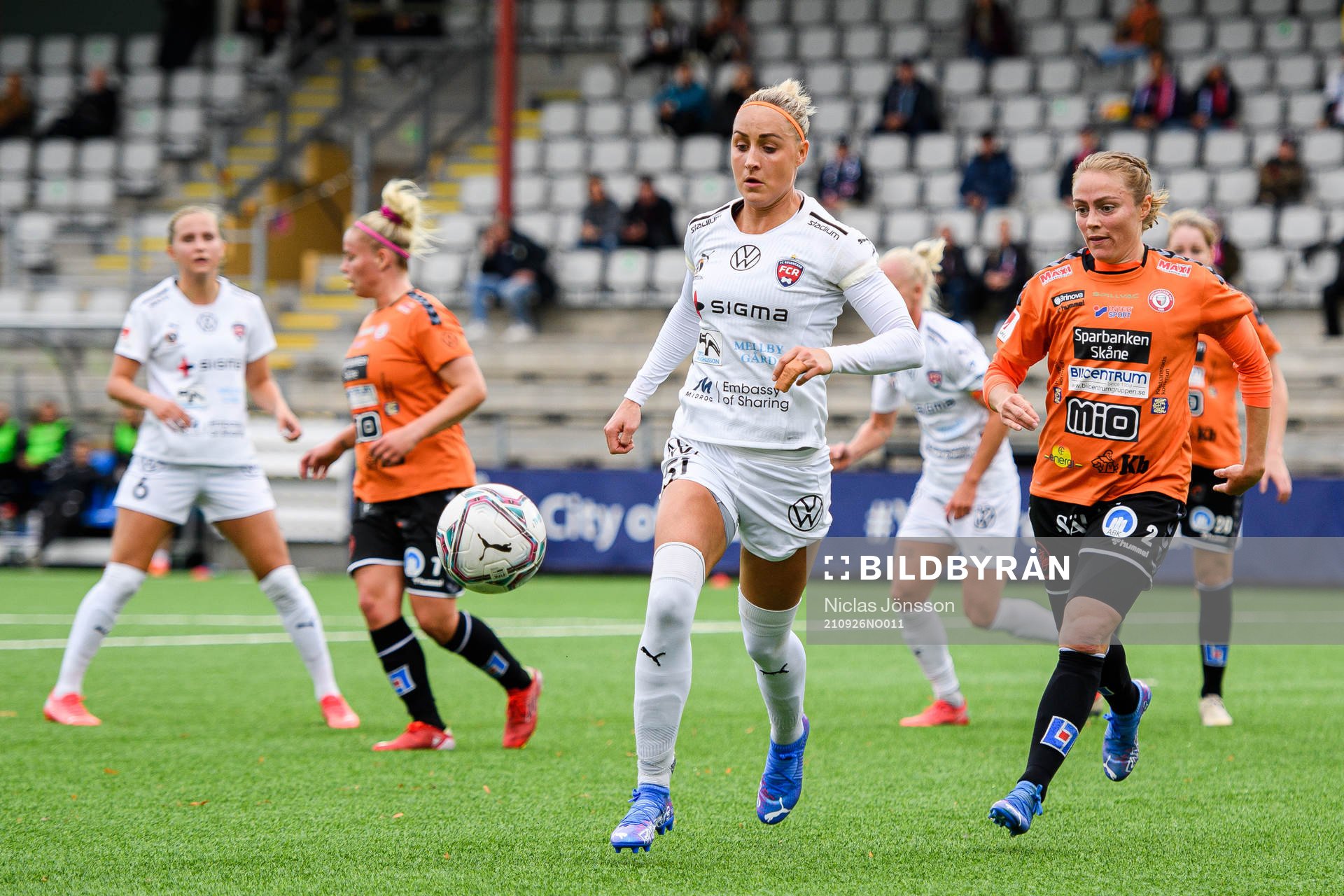 Rosengårds Sanne Troelsgaard och Kristianstads Sif Atladóttir under fotbollsmatchen i Damallsvenskan mellan FC Rosengård och Kristianstad den 26 september 2021 i Malmö.