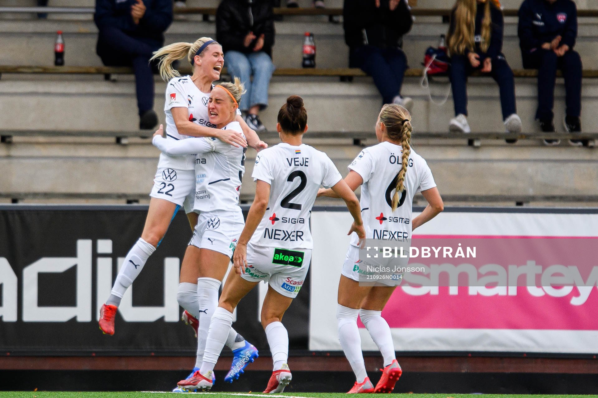 Rosengårds Olivia Schough och Sanne Troelsgaard jublar