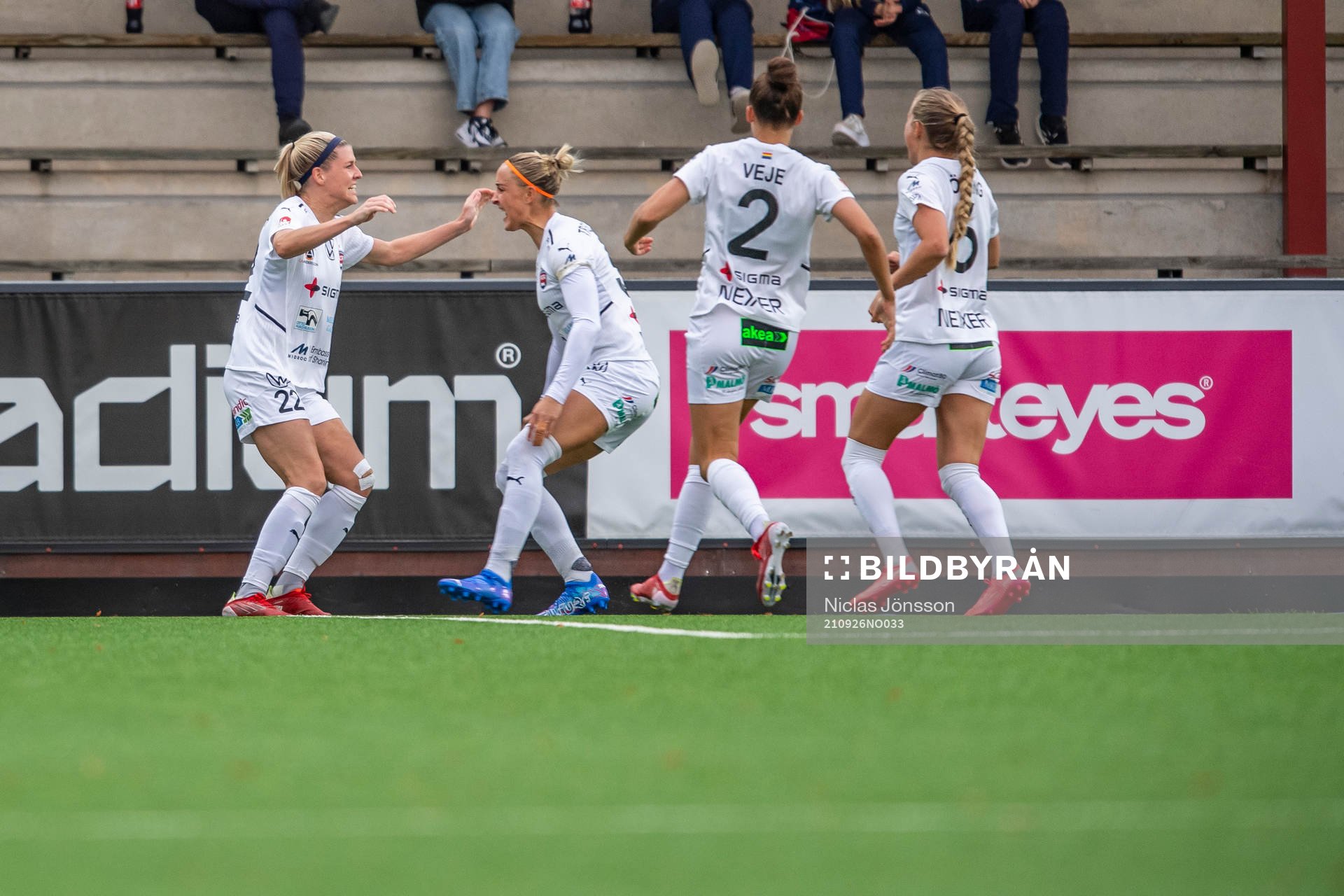 Rosengårds Olivia Schough och Sanne Troelsgaard jublar