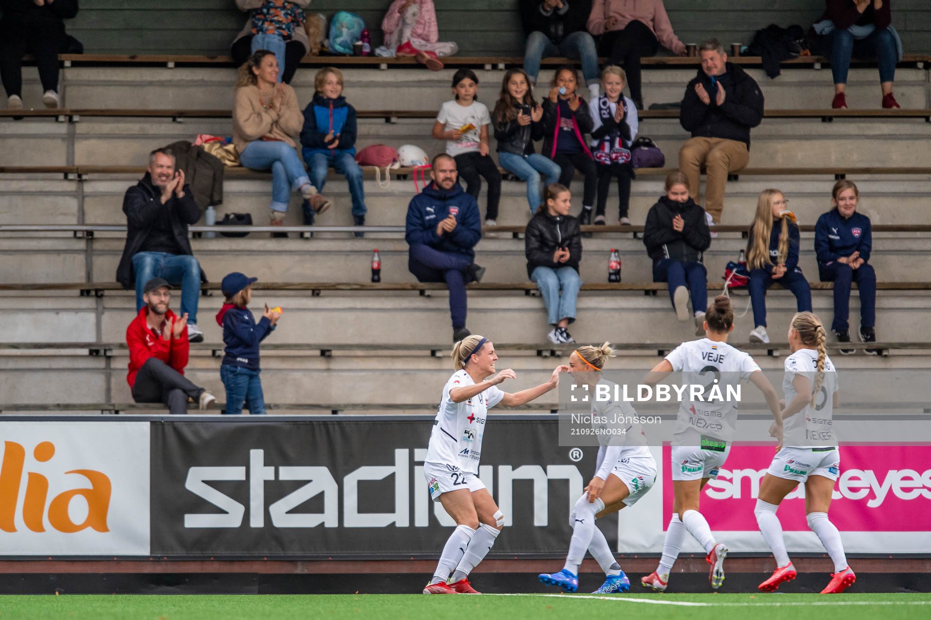 Rosengårds Olivia Schough och Sanne Troelsgaard jublar efter 1-0 under fotbollsmatchen i Damallsvenskan mellan FC Rosengård och Kristianstad den 26 september 2021 i Malmö.