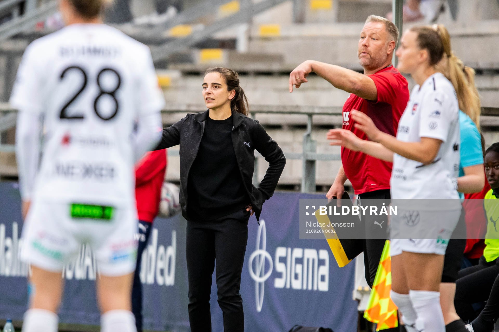 Rosengårds tränare Renee Slegers och Rosengårds assisterande tränare Patrick Winqvist under fotbollsmatchen i Damallsvenskan mellan FC Rosengård och Kristianstad den 26 september 2021 i Malmö.
