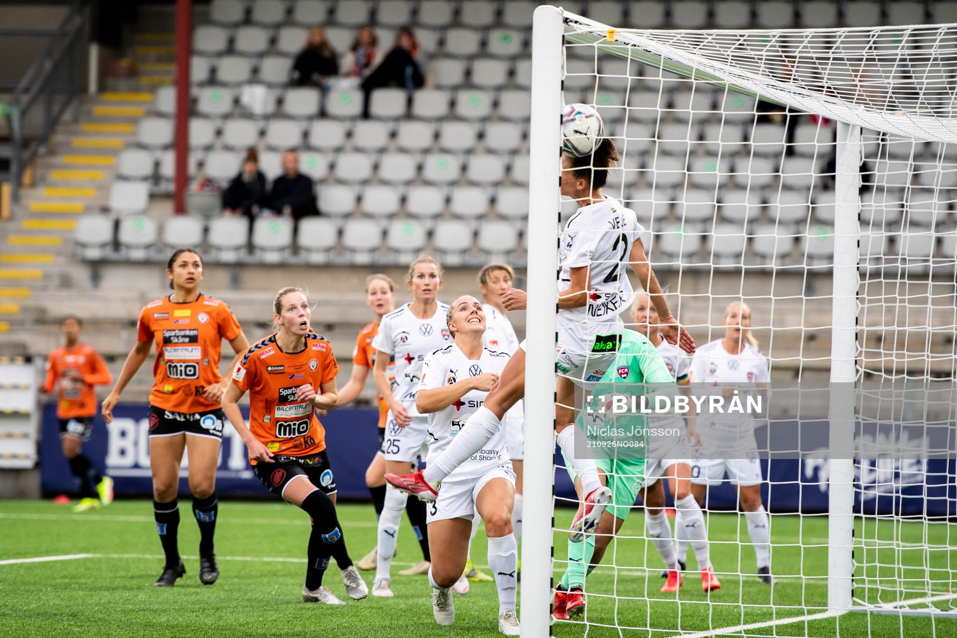Kristianstads Mia Carlsson gör 1-1 (Ej bild) under fotbollsmatchen i Damallsvenskan mellan FC Rosengård och Kristianstad den 26 september 2021 i Malmö.