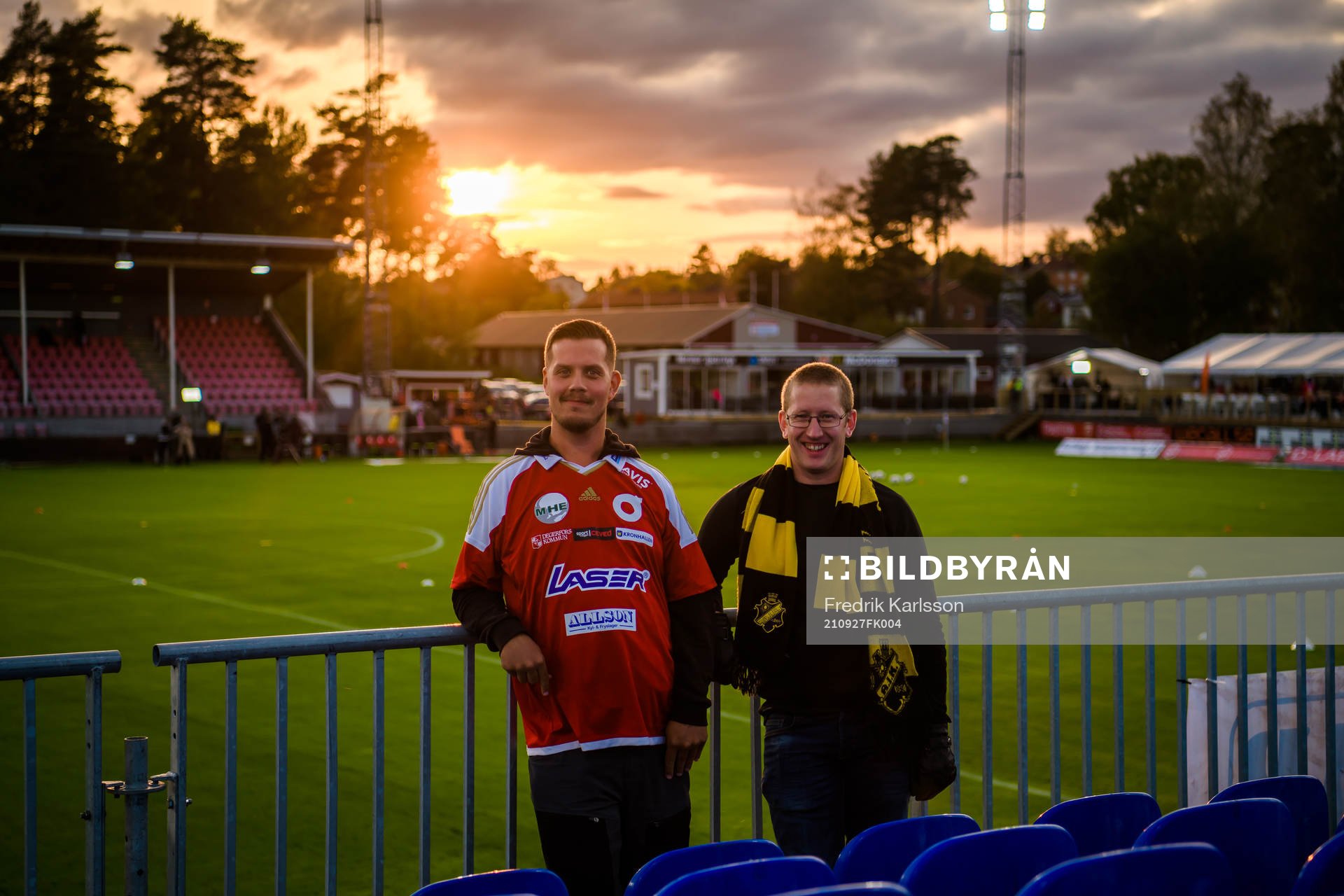 Supportrar åt Degerfors IF och AIK på Stora Valla