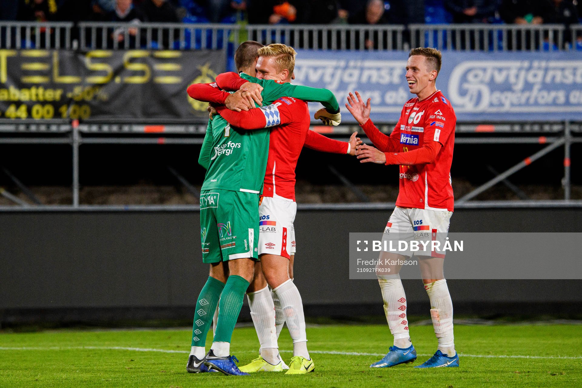 Degerfors spelare jublar med målvakt Alfie Malik Whiteman
