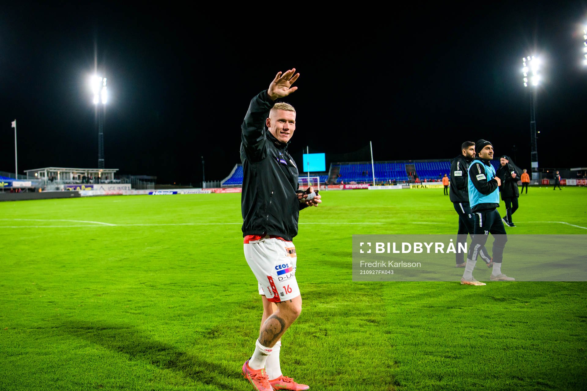 Degerfors Victor Edvardsen jublar och tackar publiken efter vinsten i fotbollsmatchen i Allsvenskan mellan Degerfors och AIK den 27 september 2021 i Degerfors.