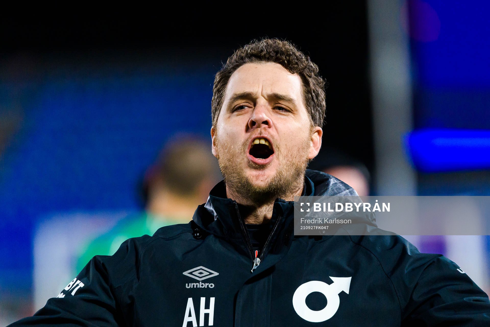 Degerfors tränare Andreas Holmberg jublar efter vinsten i fotbollsmatchen i Allsvenskan mellan Degerfors och AIK den 27 september 2021 i Degerfors.