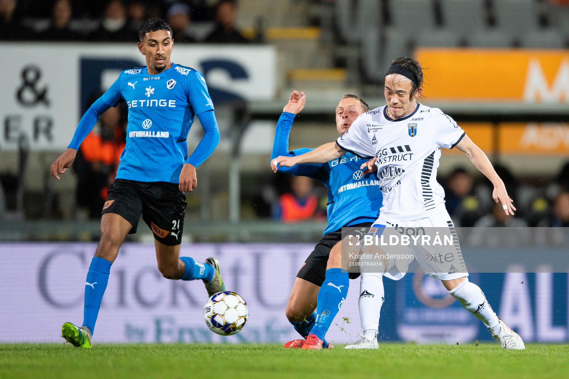 Halmstads Amir Al-Ammari och Joel Allansson i kamp med Sirius Yukiya Sugita under fotbollsmatchen i Allsvenskan mellan Halmstad och Sirius den 27 september 2021 i Halmstad.