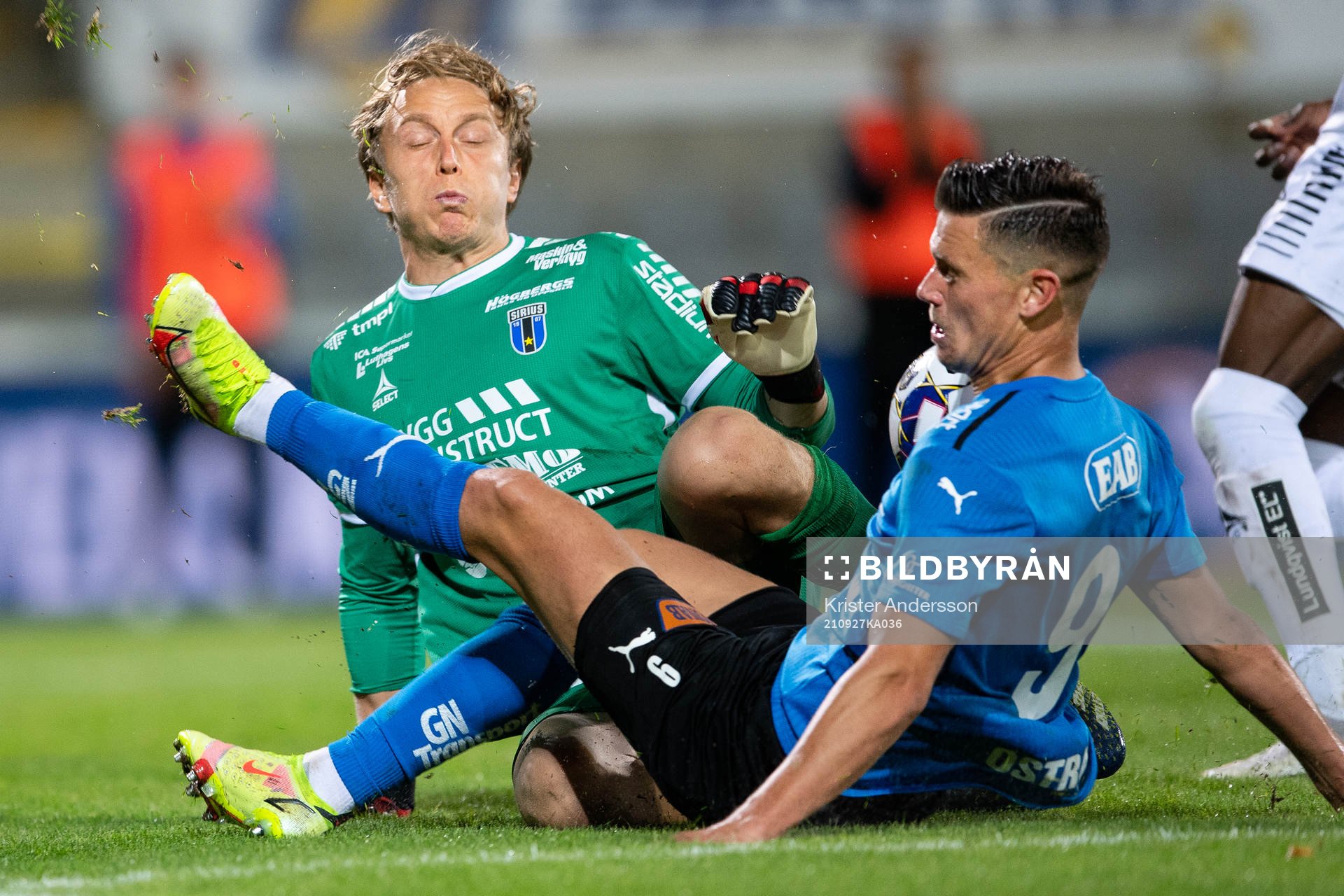 Sirius målvakt August Ahlin och Halmstads Marcus Antonsson