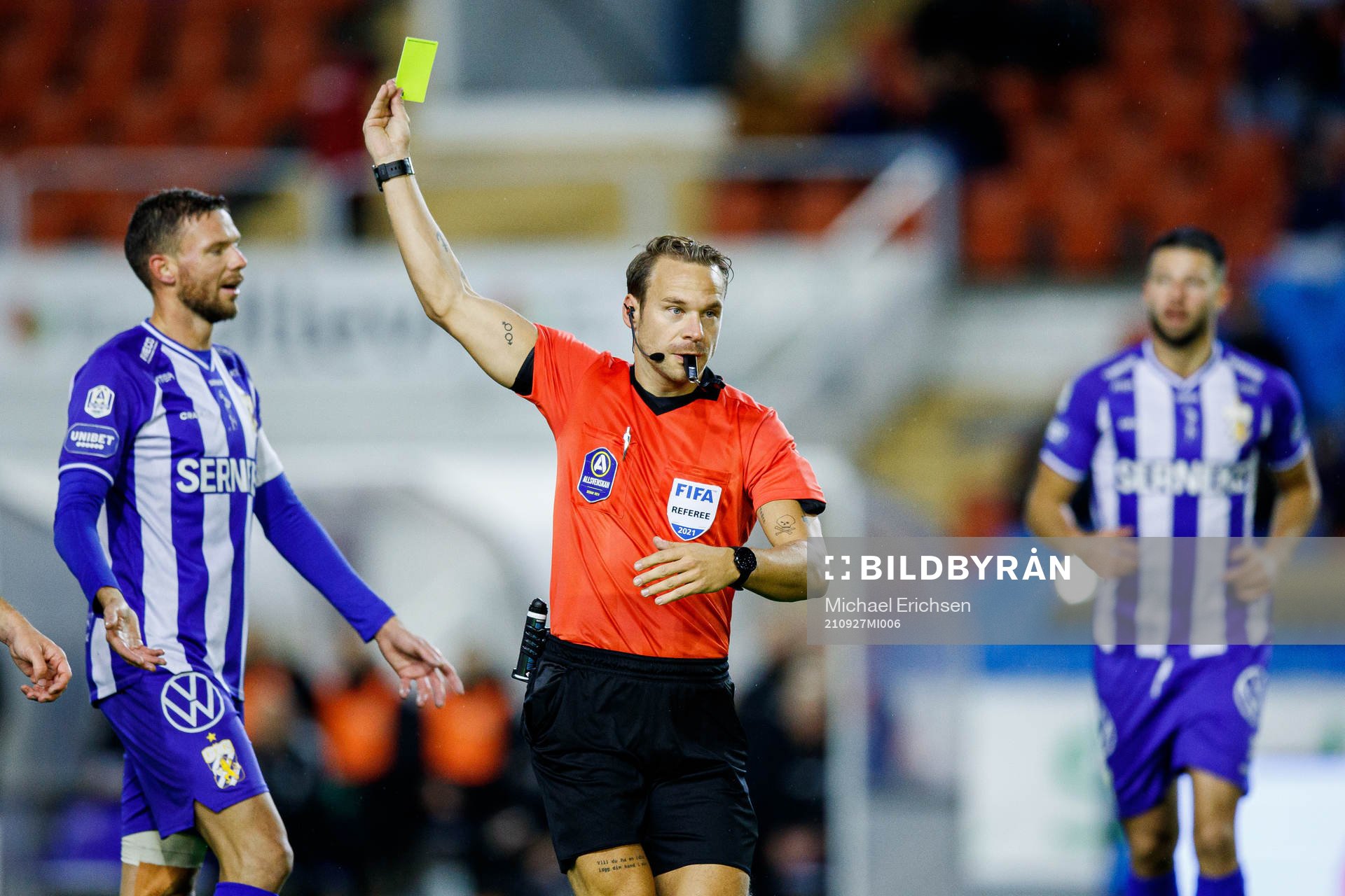 IFK Göteborgs Marcus Berg får en varning av domare