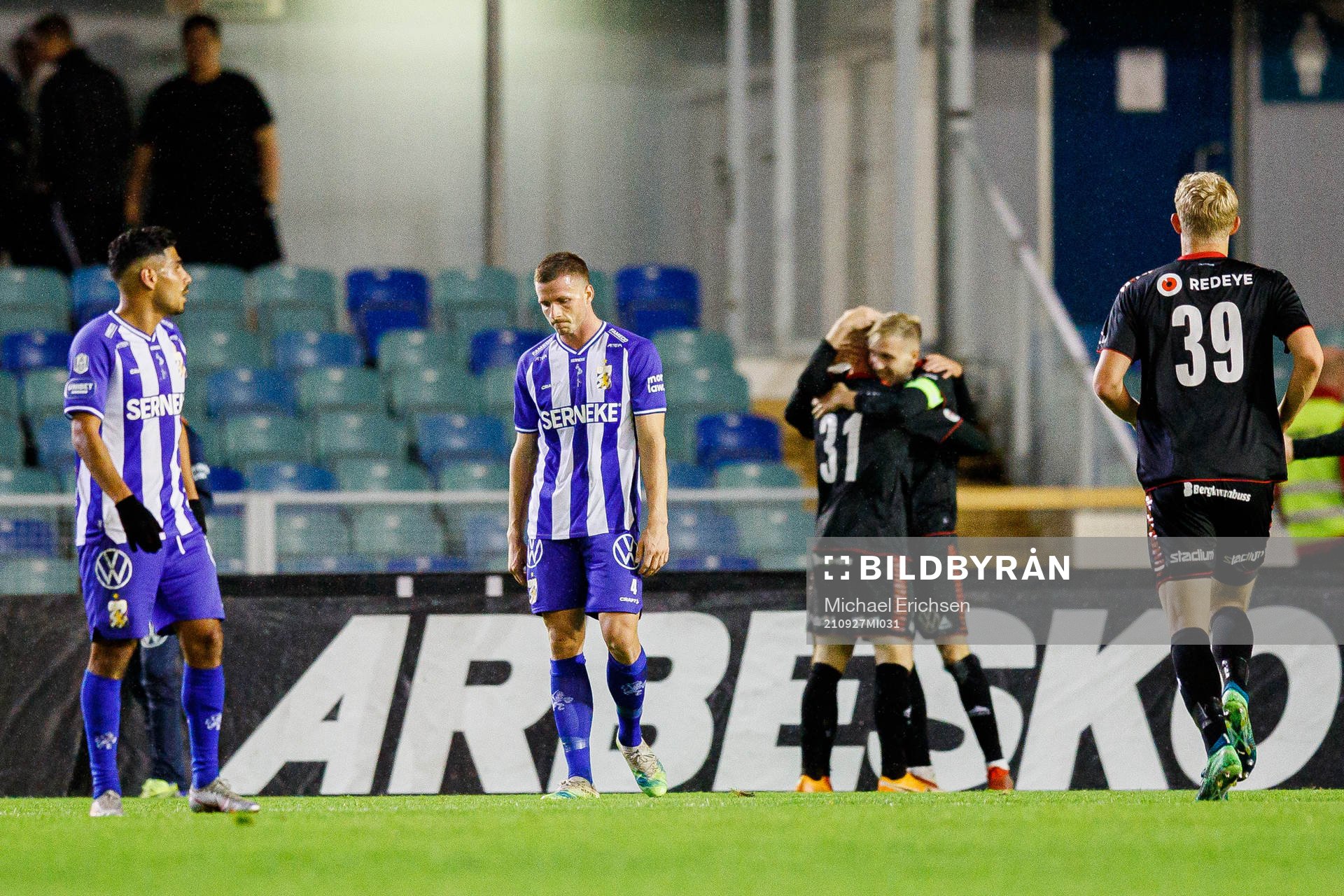 IFK Göteborgs Hosam Aiesh och Calle Johansson deppar