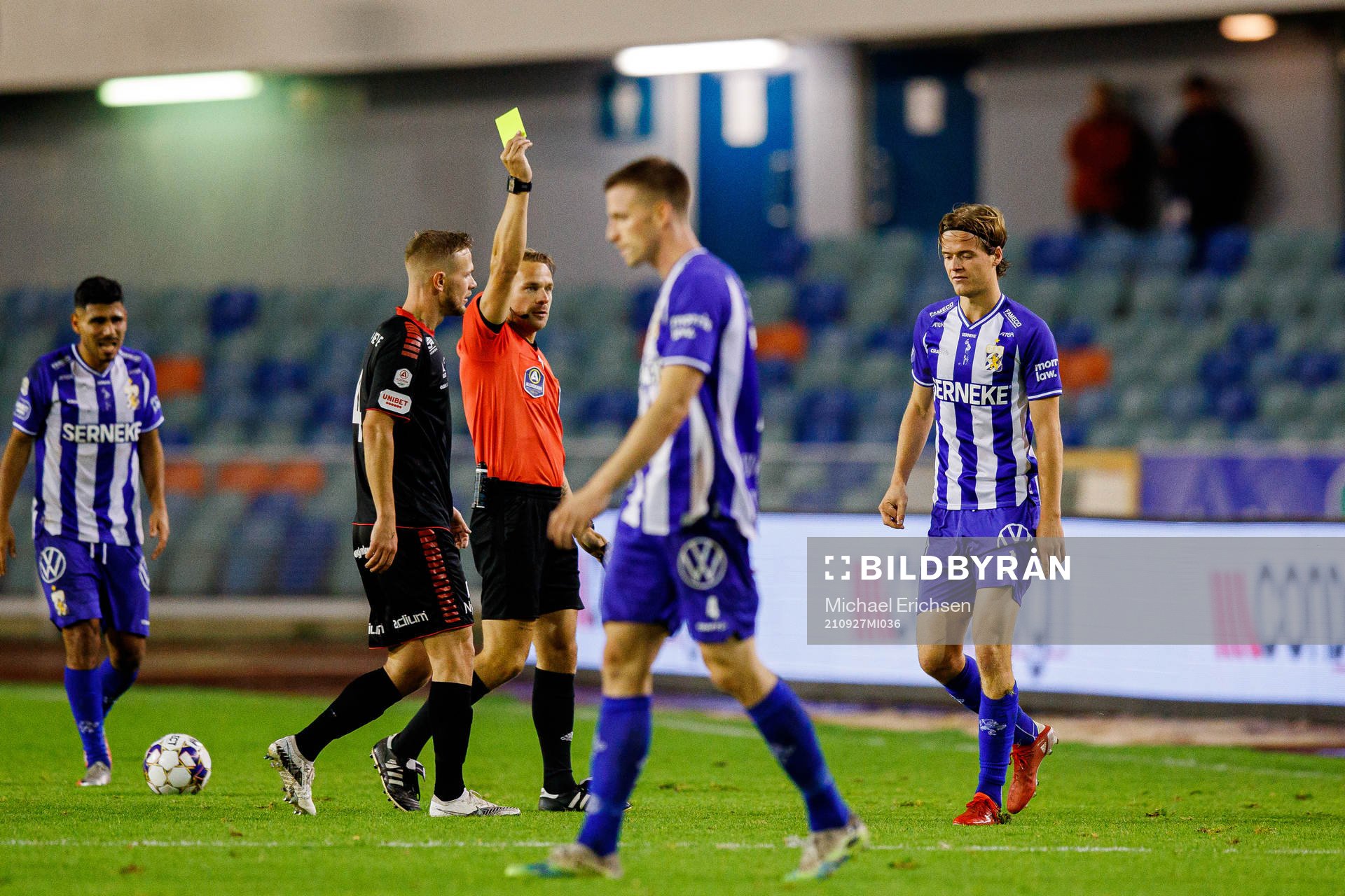 IFK Göteborgs August Erlingmark får en varning